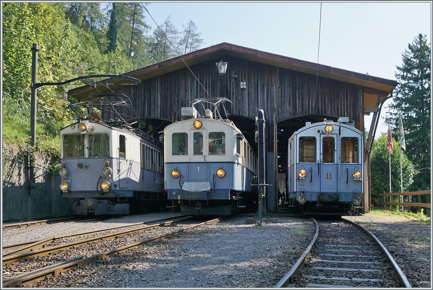  Le Chablais en fête  bei der Blonay Chamby Bahn. Die Eröffnung des ersten Teilstückes der Bex - Villars Bahn vor 125 Jahren, sowie die vor 80 Jahren erfolgte Fusion einiger Strecken im Chablais waren der Anlass zum diesjährigen Herbstfestivals  Le Chablais en fête. Als besondere Attraktion zeigt sich der ASD BCFe 4/4 N° 1  TransOrmonan  der TPC mit seinem B 35 als Gastfahrzeug. 
Das Bild zeigt den Gast inmitten anderer, in ähnlicher Farbgebung gehaltener Treibwagen in Chaulin Musée: Link der LLB ABFeh 2/4 N° 10 von 1914 und rechts den  MOB BCFe 4/4 N° 11 mit Baujahr 1905. 

9. Sept., 2023
