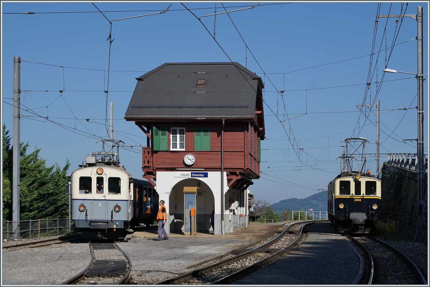  Le Chablais en fête  bei der Blonay Chamby Bahn. Die überraschend in Chamby organisieret Fahrzeugparade (siehe Link: https://hellertal.startbilder.de/bild/schweiz~museumsbahnen-und-vereine~b-c-blonay-chamby/824031/le-chablais-en-fte-bei-der.html bzw. ID 824031) erforderte etwas Rangierleistung der beteiligten Fahrzeuge. Im Bild ist der bereits possitionerte ASD BCFe 4/4 und der MOB FZe 6/6 zu sehen, noch fehlt der MOB  BCFe 4/4 11 auf Gleis 2, er befindet sich noch hinter dem FZ 6/6 2002. 

10. Sept. 2023 