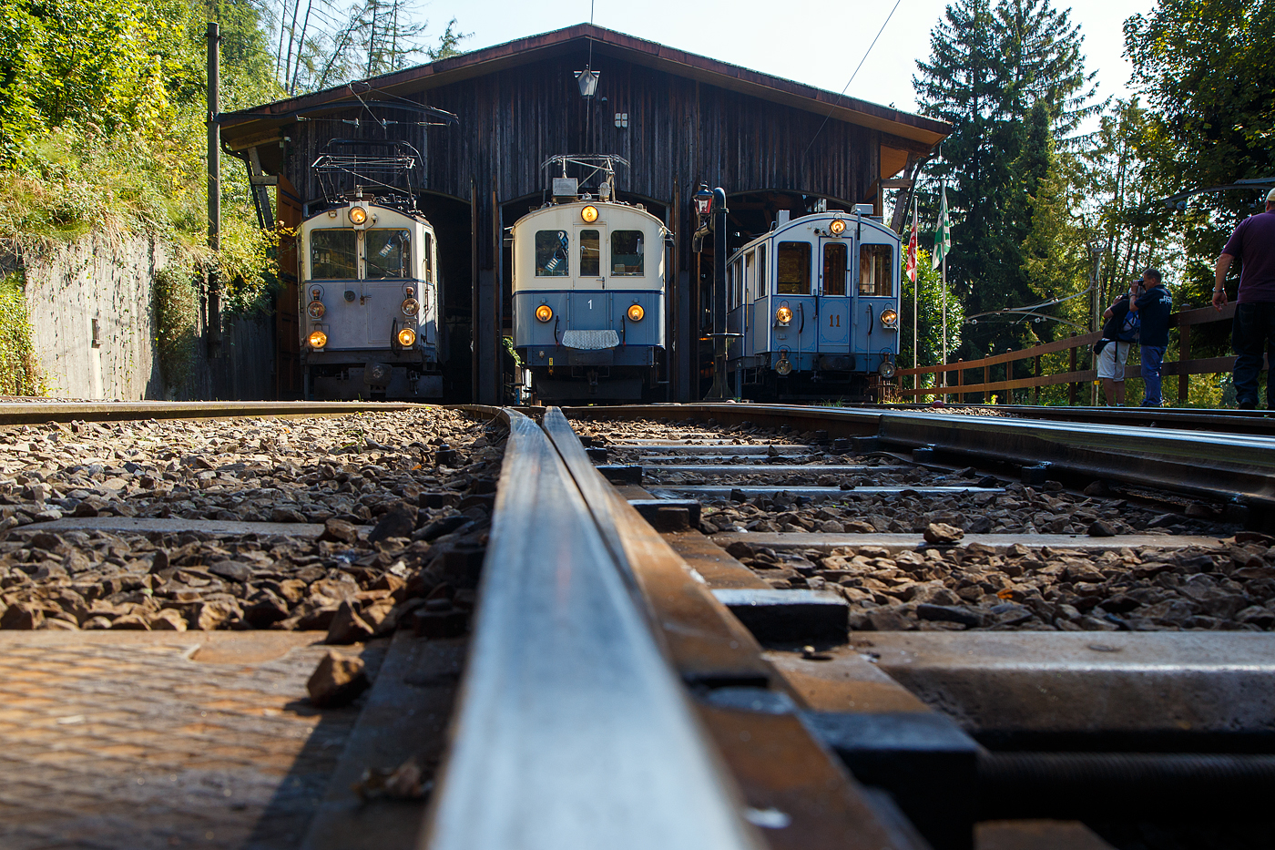  Le Chablais en fête  bei der BC anlässlich des 125-Jahr-Jubiläums der BVB“ 
Anlässlich des 125-Jahr-Jubiläums der Eröffnung der ersten Teilstrecke der Linie Bex-Villars, sowie des 80-Jahr-Jubiläums der Fusion der Chemin de fer Bex–Gryon–Villars–Chesières (BGVC) und der Chemin de fer Villars–Bretaye (VB), feiert die Blonay-Chamby die historischen Fahrzeuge der Linien des Chablais. 

Hier stehen bei der Remise der Museumsbahn Blonay-Chamby in Chaulin am 09 September 2023, von links nach rechts, die Triebwagen:

Der 2./3. Klasse elektrische Personentriebwagen mit Gepäckabteil für den gemischten Zahnrad- und Adhäsionsbetrieb ex MCM BCFeh 4/4 6 (nach heutiger Bezeichnung eigentlich BCDeh 4/4) der BC. Der Triebwagen wurde 1909 von der Schweizerischen Industrie-Gesellschaft in Neuhausen am Rheinfall erbaut, wobei die elektrische Ausrüstung von der Elektrizitätsgesellschaft Alioth in Münchenstein und die Drehgestelle einschl. des Zahnradantriebs von der SLM in Winterthur stammen.

Der elektrische Personentriebwagen mit Gepäckabteil A.S.D. BCFe 4/4 No.1 «TransOrmonan» der TPC, Der Triebwagen wurde 1913 als BCZe 4/4 Nr.1 (Personentriebwagen mit Postabteil) von der SWS (Schweizerische Wagons- und Aufzügefabrik AG) in Schlieren gebaut, die erste elektrische Ausrüstung von der AEG (Allgemeine Elektricitäts-Gesellschaft, Berlin), und an die Aigle-Sépey-Diablerets-Bahn (ASD) geliefert. 

Der 2./3. Klasse elektrische Personentriebwagen mit Gepäckabteil ex MOB BCFe 4/4 11 der BC. Der Triebwagen wurde 1905 von der Schweizerischen Industrie-Gesellschaft (SIG) in Neuhausen am Rheinfall hergestellt und mit einer elektrischen Ausrüstung von der Elektrizitätsgesellschaft Alioth versehen. Der TW Nr. 11 ist der letzte erhaltene der Serie (von 14 Stück).