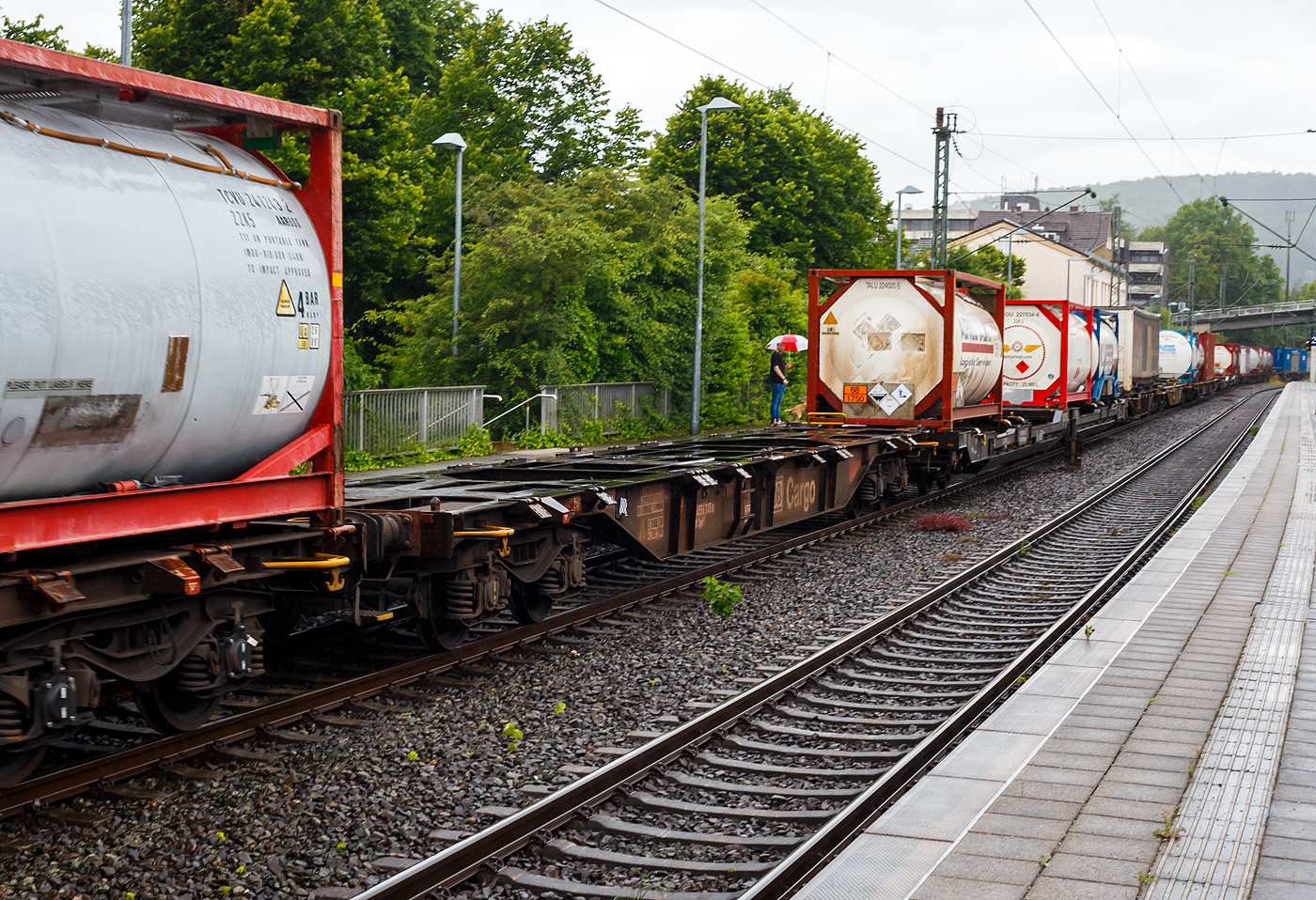 Leerer 4-achsiger Drehgestell-Containertragwagen für Großcontainer und Jumbo-Wechselbehälter, 31 80 4556 316-6 D-DB, der Gattung Sgns 691, der DB Cargo AG, am 21 Juni 2024 im Zugverband bei einer Zugdurchfahrt im Bf Kirchen/Sieg.

Der Wagen ist im Rahmen der neuen Tragwagenkonzeption für den Transport von Containern in Zügen des kombinierten Ladungsverkehrs vorgesehen. Auf den Außenlangträgern des Wagens befinden sich für jede vorgesehene Ladeposition feste und klappbare Aufsetzzapfen zum Festlegen der Ladungseinheiten in verschiedenen Kombinationen.

Das Untergestell ist eine Schweißkonstruktion und besteht aus zwei fischbauchartigen Außenlangträgern, die durch Kopfstücke, Hauptquerträger und Querstreben miteinander verbunden sind.

Der Wagen ist mit einer geteilten Zugeinrichtung ausgerüstet, bestehend aus Schraubenkupplung, Zughaken mit Auge und Zugeinrichtung Typ ST-9-2/160G. Die Pufferteller sind nicht drehbar.

An jedem Wagenende sind ein linker Endtritt, ein abklappbarer Federgriff, zwei Signalstützen sowie Kupplergriffe angebracht. Der Wagen hat eine Klotzbremse mit stufenlos selbsttätiger Lastabbremsung. Die Bremskraft wird für jedes Drehgestell separat gesteuert. Bis auf die Wiegeventile WM 10, die in den Drehgestellen angeordnet sind, liegen alle pneumatischen Bauteile wie Steuerventil, Relaisventil und Bremszylinder im Untergestell. 

TECHNISCHE DATEN:
Spurweite: 1.435 mm (Normalspur)
Anzahl der Achsen: 4 (in zwei Drehgestellen)
Länge über Puffer: 19.740 mm
Drehzapfenabstand: 14.200 mm
Achsabstand im Drehgestell: 1.800mm
Raddurchmesser: 920 mm (neu) / 840 mm (abgenutzt)
Max. Ladelänge: 18.400 mm
Höhe der Ladeebene über SOK: 1.155 mm
Höchstgeschwindigkeit: 100 km/h (beladen) / 120 km/h (leer)
Eigengewicht: 20.000 kg
Maximales Ladegewicht: 70,0 t (ab Streckenklasse D), bei DB CM 64,0 t
Kleinster bef. Gleisbogenradius: R = 75 m
Bauart der Bremse: KE-GP-A (K)
Verwendungsfähigkeit: RIV / G1
