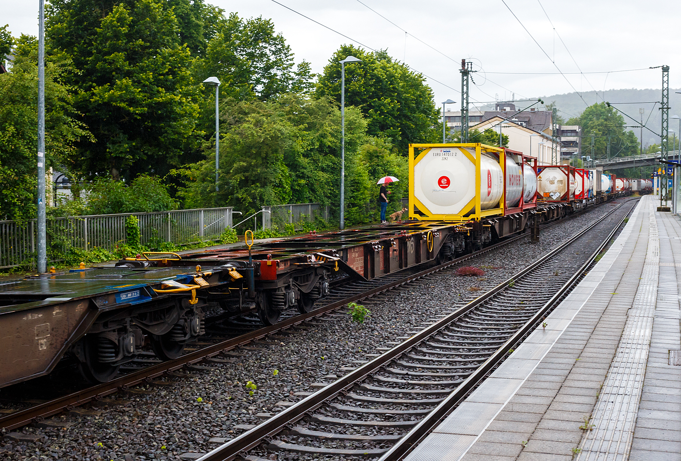 Leerer 4-achsiger Drehgestell-Containertragwagen für Großcontainer und Jumbo-Wechselbehälter, 31 80 4558 741-3 D-DB, der Gattung Sgns 696, der DB Cargo AG, am 21 Juni 2024 im Zugverband bei einer Zugdurchfahrt im Bf Kirchen/Sieg.

Diese Wagen wurden ab 2008 vom des rumänischen Herstellers MEVA in Drobeta-Turnu Severin (seit 2016 zur The Greenbrier Companies) hergestellt. Der Wagen ist im Rahmen der neuen Tragwagenkonzeption für den Transport von Containern in Zügen des kombinierten Ladungsverkehrs vorgesehen. Auf den Außenlangträgern des Wagens befinden sich für jede vorgesehene Ladeposition feste und klappbare Aufsetzzapfen zum Festlegen der Ladungseinheiten in verschiedenen Kombinationen. 

Das Untergestell ist eine verwindungsweiche, geschweißte Rahmenkonstruktion aus Walz- und Blechprofilen, gebildet aus den Kopfstücken, den Hauptquerträgern und den äußeren Langträgern.

TECHNISCHE DATEN:
Spurweite: 1.435 mm (Normalspur)
Anzahl der Achsen: 4 (in zwei Drehgestellen)
Länge über Puffer: 19.640 mm
Drehzapfenabstand: 14.200 mm
Achsabstand im Drehgestell: 1.800mm
Raddurchmesser: 920 mm (neu) / 840 mm (abgenutzt)
Max. Ladelänge: 18.400 mm
Höhe der Ladeebene über SOK: 1.155 mm
Höchstgeschwindigkeit: 100 km/h (beladen) / 120 km/h (leer)
Durchschnittl. Eigengewicht: 18.700 kg
Maximales Ladegewicht: 71,0 t (ab Streckenklasse D)
Kleinster bef. Gleisbogenradius: R = 75 m
Bauart der Bremse: KE-GP-A (K)
Verwendungsfähigkeit: TEN GE / G1