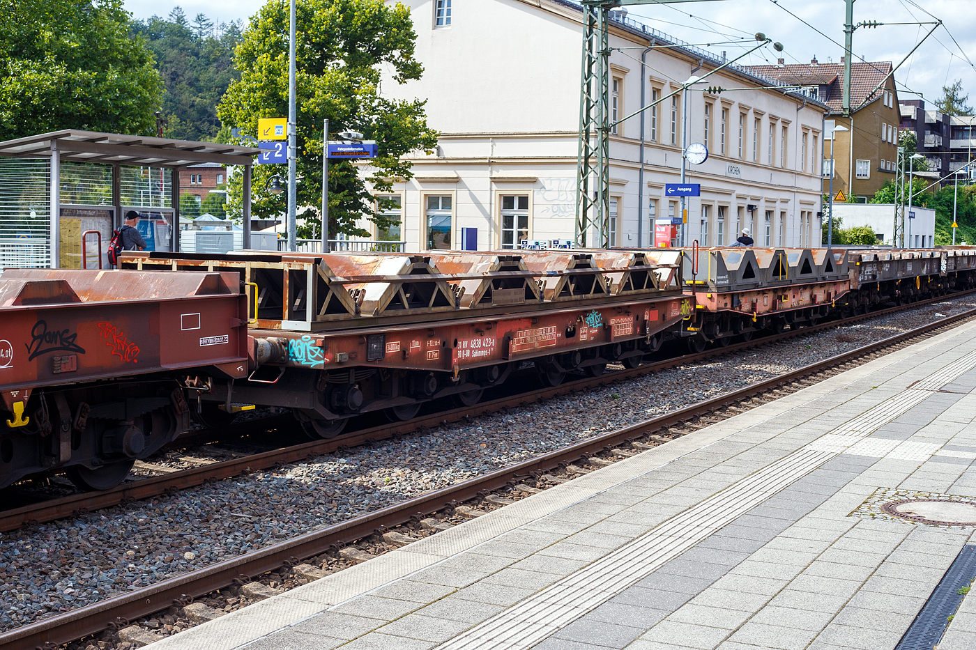 Leerer sechsachsiger Drehgestellflachwagen, mit Lademulden für Coiltransporte, 31 80 4838 423-0 D-DB, der Gattung Sahlmmps-t 713, der DB Cargo AG, bei einer Zugdurchfahrt am 24.07.2024 in Kirchen (Sieg).

Der Wagen besitzt ein abnehmbares Ladegestell mit 5 Lademulden und Sicherheitseinrichtungen für Coils und dient hauptsächlich zur Beförderung warm gewalzter, ungebeizter Stahl-Coils mit einem Außendurchmesser von 900 bis 2 200 mm. Das Ladegestell ist in vier Buchsen im Wagenfußboden durch Zapfen festgelegt. Die Konstruktion des Ladegestells erlaubt die Verladung von heißen Coils bis 240° C. Bei Bedarf kann das Ladegestell abgehoben werden und der Wagen kann so für andere Güter verwendet werden.

Das DB Werk Leipzig-Engelsdorf bauet zwischen 1999 und 2001 100 Drehgestell-Flachwagen für den Coil-Transport, die als Sahlmmps-t 713 bezeichnet werden. 

TECHNISCHE DATEN:
Erstes Baujahr: 1999
Spurweite: 1.435 mm (Normalspur)
Anzahl der Achsen: 6 in zwei Drehgestellen
Länge über Puffer: 13.200 mm
Drehzapfenabstand: 6.200 mm
Achsabstand im Drehgestell: 3.400 (2 × 1.700) mm
Abstand der äußeren Radsätze: 9.600 mm
Ladelänge: 11.800 mm
Ladebreite in den Mulden: 2.450 mm
Max. Coil-Ø: 2.200 mm
Höchstgeschwindigkeit: 100 km/h (Lastgrenze S) /120 km/h (leer)
Maximales Ladegewicht: 71,0 t (ab Streckenklasse D4)
Max. Tragfähigkeit: 101 t
Eigengewicht: 34.000 kg
Achslast: 20 t
Kleinster bef. Gleisbogenradius: 75 m
Bauart der Bremse: KE-GP-A (LL)
Bremssohle: IP 116
Feststellbremse: ohne Feststellbremse
Intern. Verwendungsfähigkeit: RIV

