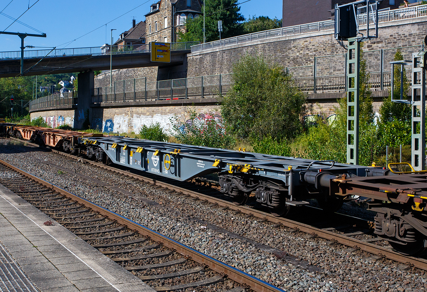 Leerer vierachsiger 60' Drehgestell-Containertragwagen für Großcontainer und Jumbo-Wechselbehälter, 33 87 4552 754-3 F-RCW, der Gattung Sgnss 60' (HP), der Rail Cargo Group (zu ÖBB), am 18 August 2025 im Zugverband bei einer Zugdurchfahrt im Bahnhof Kirchen/Sieg. 

Der Wagen gehörte zuvor der französischen Vermietungsfirma ERMEWA S.A.. Die Rail Cargo Group verstärkt wohl ihr Engagement im KV, hier im Zugverband konnte ich sehen das alle als RCW eingestellt waren, es waren teils ehemalige Wagen der ERMEWA, WASCOSA und VTG.  

Dies ist der am häufigsten verwendete “Allrounder”-Wagen für den kombinierten Verkehr. Dieser vierachsige intermodale Wagen des Typs Sgnss ist sowohl für ISO-Container 20, 30, 40 und 45′ als auch für Wechselbehälter geeignet. Der Wagen entspricht den neuesten geltenden europäischen Gesetzen, d. h. den TSI WAG, EN, UIC, und besitzt die TEN GE-Kennzeichnung für den Betrieb. Diese Wagen sind mit 28 klappbare Containerriegel mit Zapfen ausgerüstet. Sie besitzen zudem 2 klappbare Rangierergriffe UIC 535-2.

Gebaut wurde der Wagen vom slowakischen Güterwagenhersteller Tatravagónka in Poprad, Baujahr und Fabriknummer konnte ich nicht lesen.

TECHNISCHE DATEN:
Spurweite: 1.435 mm (Normalspur)
Anzahl der Achsen: 4 (in zwei Drehgestellen)
Länge über Puffer: 19.740 mm
Drehzapfenabstand: 14.200 mm
Achsabstand im Drehgestell: 1.800mm
Drehgestell Typ: Y25 Lssi(f)-D
Raddurchmesser: 920 mm (neu) / 840 mm (abgenutzt)
Max. Ladelänge: 18.500 mm (60´)
Höhe der Ladeebene über SOK: 1.155 mm
Höchstgeschwindigkeit: 100 km/h (beladen) / 120 km/h (leer)
Eigengewicht: 18.600 kg
Max. Zuladung bei Lastgrenze S: 71,4 t (ab Streckenklasse D)
Max. Zuladung bei Lastgrenze SS: 61,4 t (ab Streckenklasse C)
Max. Geschwindigkeit: 100 km/h (Lastgrenze SS oder leer 120 km/h)
Kleinster bef. Gleisbogenradius: R = 75 m
Bauart der Bremse: KE-GP-A (K) – 72 t
Bremssohle: Jurid 816M
Handbremse: Ja
Intern. Verwendungsfähigkeit: TEN-GE / G1