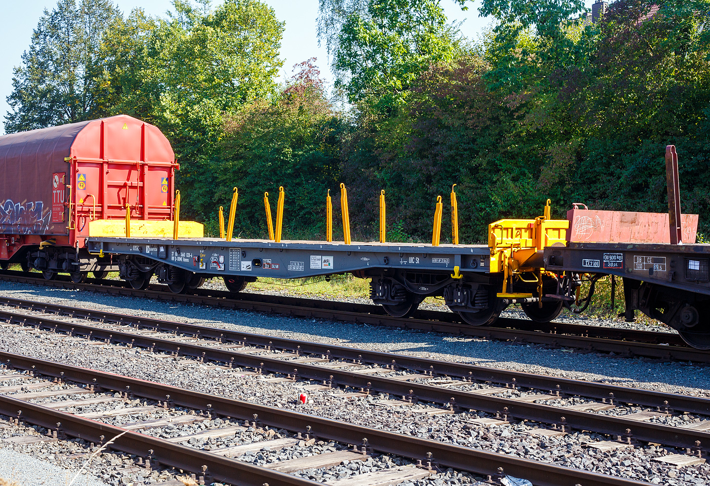 Leerer vierachsiger Drehgestell-Flachwagen, mit Stirnwandklappen und mit Steck-Rungen, 37 80 3660 028-6 D-ORME, der Gattung Rmms, der On Rail Gesellschaft für Eisenbahnausrüstung und Zubehör mbH (Mettmann), vermietet an die Saarstahl AG, abgestellt im Zugverband auf dem Rbf der KSW in Herdorf am 18 September 2024. Nach dem Aufkleber (MFI) zu urteilen gehören die französische MFI - Matériel Ferroviaire et Industriel S.A. (Straßburg) und die On Rail wohl nun zusammen.
Die an den Stirnseiten angeordneten Überfahrklappen gestatten abgeklappt das Durchfahren von Gleisbögen mit mindestens 150 m Halbmesser. Die Überfahrklappen liegen im abgeklappten Zustand auf 4 Konsolen auf. In senkrechter Stellung werden sie durch je 2 am Kopfstück angeordneten Fallrungen gehalten. Je Wagenlängsseite sind 6 steckbare Seitenrungen vorhanden. 
	
TECHNISCHE DATEN (laut Anschriften):
Spurweite: 1.435 mm (Normalspur)
Anzahl der Achsen: 4 in 2 Drehgestellen
Länge über Puffer: 14.080 mm
Drehzapfenabstand:  9.000 mm
Achsabstand in den Drehgestellen: 1.800 mm
Laufraddurchmesser: 920 mm (neu)
Eigengewicht: 22.100 kg
Ladelänge: 12.650 mm
Ladefläche: 39,4 m²
Maximale Ladegewicht: 57,9 t (ab Streckenklasse C)
Höchstgeschwindigkeit: 100 km/h 
Kleinster befahrbarer Gleisbogenhalbmesser: R 75 m
Bremse: KE-GP  (LL)
Bremssohle: IB 116
Feststellbremse: ja
Internationale Verwendungsfähigkeit: RIV
