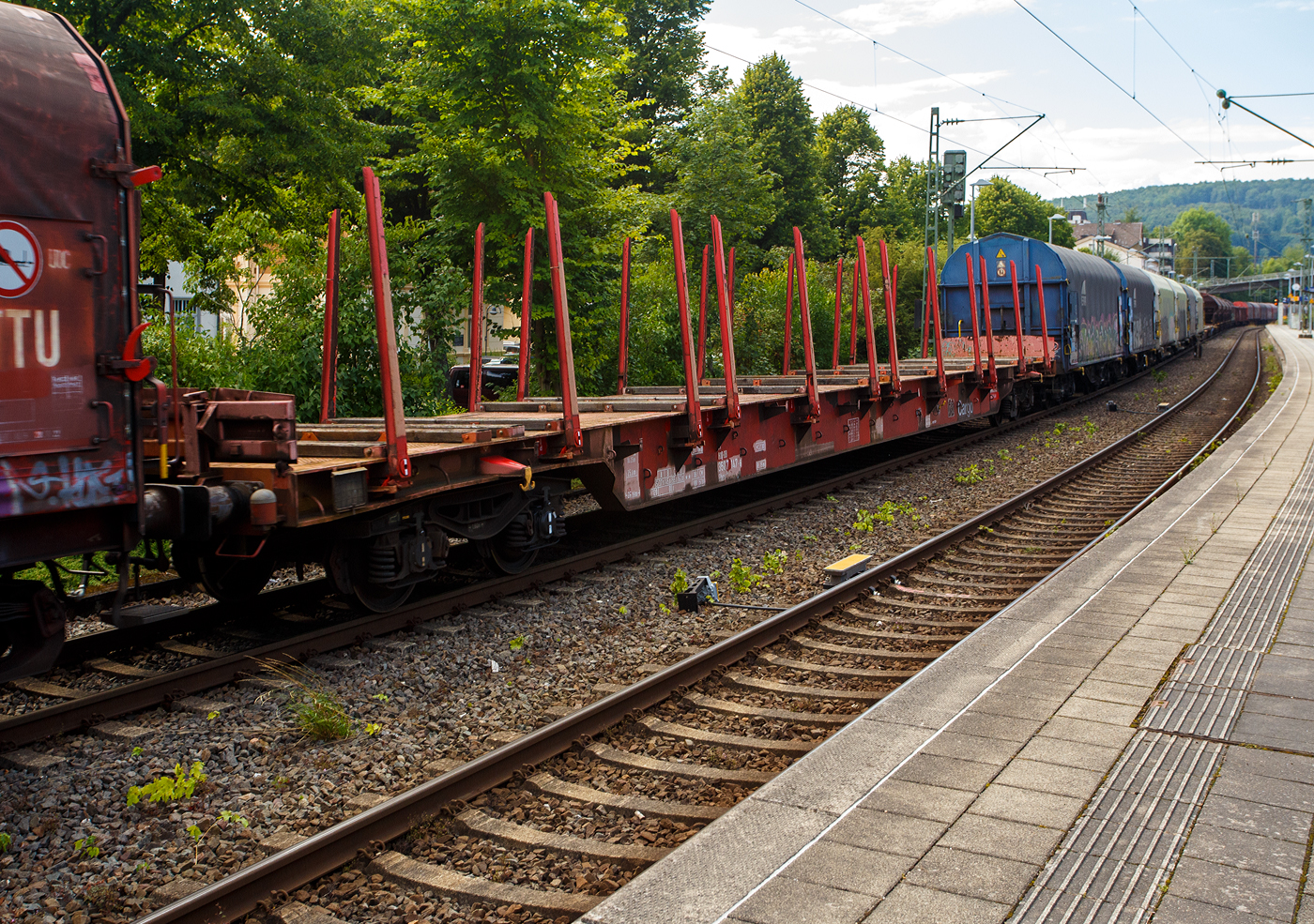 Leerer vierachsiger Drehgestellflachwagen in Regelbauart der DB Cargo AG. 81 80 3507 147-6 D-DB der Gattung Rbns 641, am 24 Juli 2025 im Zugverband bei der Zugdurchfahrt in Kirchen/Sieg.

Der Drehgestellflachwagen, mit Rungen, Ladeschwellen und Stirnwandklappen, jedoch ohne Seitenwandklappen, dient dem Transport von sehr langen Montanerzeugnissen und langen Schnitthölzern. Anders als die Bauart 646.1 besitzt dieser keine 10 Rungenpaare mit Niederbindeeinrichtungen je Längsseite, sondern 12 Drehrungen. Es sind aber am Wagen 10 Niederbindeeinrichtungen (Spannwinden mit Gurt 40 kN Nennbruchkraft) und Bindeösen zur Ladungssicherung vorhanden. Die Bindeösen an den Langträgern sind mit 60 kN und die an den Stirnwandklappen mit 40 kN belastbar. Zum Spannen der Gurte ist für die Spannwinde ein Bedienhebel in Mitte Langträger (Bedienungsseite) abgelegt.

Das geschweißte Untergestell, das aus Stahl der Güte S 355J2G3 (St 52-3) besteht, ist in Wagenmitte im unbelasteten Zustand um 30 mm vorgesprengt und hängt im belasteten Zustand um 25 mm durch. Der Wagenboden zwischen den Ladeschwellen besteht aus 3 mm dickem Riffelblech, der begehbar ist, aber nicht mit der Ladung oder Fahrzeugen belastet werden darf. Nur die in der Mitte nagelbaren Ladeschwellen (16 Stück, 200 mm breit, 100 mm hoch) aus einer Hart-Weich-Holz-Kombination nehmen alle vertikalen Kräfte der Lasten auf.

Für Transportanforderungen, bei denen die Geradheit der Montanerzeugnisse auch nach dem durchgeführten Transport gewährleistet sein muss, können die Verlader bis zu 3 Hilfsladeschwellen zwischen den festen Ladeschwellen auflegen. Die Hilfsladeschwellen dürfen nicht für Einzellasten verwendet werden, müssen sich auf den Obergurten der Langträger abstützen und dürfen das Wagenbodenblech nicht belasten, müssen durch Nutzung der Bohrungen im Obergurt mit Bindedraht gegen seitliches Verrutschen gesichert werden.

Die hochbelastbaren Drehrungen (12 Paare) bestehen aus Spezialstählen und neigen sich im unbelasteten Zustand um ca. 125 mm nach innen. Jede bleibende Verformung der Drehrungen, die durch unsachgemäße Be- und Entladung entsteht, kann nur durch Rungenwechsel behoben werden. Die Stirnwandklappen dienen in senkrechter Stellung der Ladegutsicherung und dürfen in horizontaler Stellung nicht befahren werden. Der Wagen kann mit umgelegten Stirnwandklappen und abgesenkten Stirnwandrungen verkehren (Gleisbögen ≥ 150 m Halbmesser).

TECHNISCHE DATEN 
Gattung: Rbns 641
Länge über Puffer: 26.350 mm
Drehzapfenabstand: 20.050 mm
Achsabstand im Drehgestell: 1.800 mm
Ladelänge: 25.008 mm
Ladebreite: 2.590 mm
Ladefläche: 65,0 m²
Wagenhöhe (Rungenoberkante): 3.350 mm
Wagenbreite: 3.020 mm
Rungenhöhe über OK Ladeschwelle: 2.000 mm
Höhe der Ladeschwellen: 100 mm
Höhe der Ladeschwelle über SOK: 1.350 mm
Höchstgeschwindigkeit: 100 km/h (beladen) 120 km/h (leer)
Max. Ladegewicht: 63,0 t ab Streckenkl. D / DB CM auch 57,0 t / PKP C 52,5 t
Eigengewicht: 26.810 kg
Kleinster bef. Gleisbogenradius: 75 m
Bremse: KE-GP-A (K)
Bremssohle: C810 / Cosid 810 (Komposit-Bremssohle, kurz K-Sohle)
Handbremse: tlw. Fbr
Austauschverfahren: 81 (international durch Sondervereinbarungen mit PKP/51, MAV/55, ÖBB/81, CFL/82, FS/83, NS/84, SBB/85, SNCF/87 und SNCB/88 einsetzbar)
Erstes Lieferjahr/ Baujahr der z. Z. ältesten Wagen: 1997
Bei DB Cargo vorhandene Wagen-Nr.: 81 80 3507 000-7 bis 151-8.