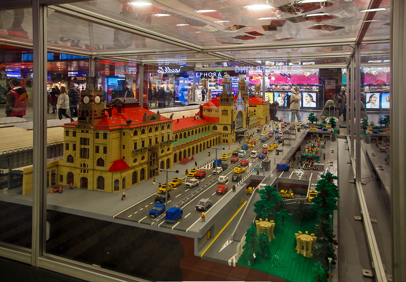 LEGO-Modell vom Hauptbahnhof Prag (Praha hlavní nádraží) am 23.11.2022. 

In der Halle des Prager Hauptbahnhofs gibt es eine kleine Bahnhofskopie aus LEGO-Würfeln. Auf einer Fläche von 15 m² steht das Modell aus mehr als 342.000 LEGO-Teilen, mit einem Gewicht von ca. 2.700 kg. Der Bau hat 2.137 Stunden benötigt. Das Modell des Prager Hauptbahnhofs wurde im Jahre 2015 von der Investitions- und Developmentgruppe CRESTYL für ihr Kaufzentrum in Kladno gebaut, wo es eine von sechs LEGO-Fabriken in der Welt gibt. Das Modell ist z.Z  in der Halle des Prager Hauptbahnhofs ausgestellt.   