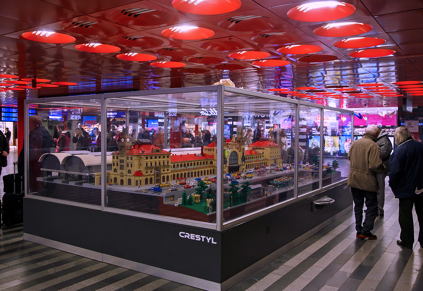 LEGO-Modell vom Hauptbahnhof Prag (Praha hlavní nádraží) am 23.11.2022. 

In der Halle des Prager Hauptbahnhofs gibt es eine kleine Bahnhofskopie aus LEGO-Würfeln. Auf einer Fläche von 15 m² steht das Modell aus mehr als 342.000 LEGO-Teilen, mit einem Gewicht von ca. 2.700 kg. Der Bau hat 2.137 Stunden benötigt. Das Modell des Prager Hauptbahnhofs wurde im Jahre 2015 von der Investitions- und Developmentgruppe CRESTYL für ihr Kaufzentrum in Kladno gebaut, wo es eine von sechs LEGO-Fabriken in der Welt gibt. Das Modell ist z.Z  in der Halle des Prager Hauptbahnhofs ausgestellt.   