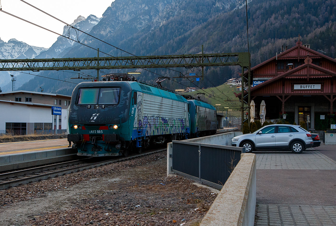 Leider sehr beschmiert....
In Doppeltraktion fahren zwei Brennerloks (ex Trenitalia E.412) am 26.03.2022 als Lokzug vom Brenner hinab kommend durch den Bahnhof Gossensaß/Colle Isarco in Richtung Bozen. Nochmal einen lieben Gruß an den netten Lokführer zurück. Vorne die E412 005 (91 83 2412 005-7 I-MIR) und dahinter die E412 018 (91 83 0412 018-4 I-MIR), beide gehören heute zur Mercitalia Rail Srl., die aber auch eine 100%tige Tochter der Ferrovie dello Stato Italiane (FS, deutsch Italienische Staatseisenbahnen) ist. Sie betreibt heute die Güterverkehrssparte. 

Beide wurden 1997 vom damaligen Hersteller ABB Tecnomasio in Vado Ligure (Italien), später Bombardier, heute Alstom, gebaut und an die Trenitalia S.p.A. geliefert. Die E.412 005 unter der Fabriknummer 7420 und die E.412 018 unter der Fabriknummer 7433. 

Die Brennerloks vom Typ Adtranz 112E sind ähnlich denen später von Bombardier (2001/2) gebauten 8 Loks für die polnische PKP - Polskie Koleje Państwowe vorgesehen EU43 vom Typ Bombardier 112E. Der Verkauf scheitere aus finanziellen Gründen seitens der PKP. Die 8 polnischen Loks sind danach an die italienische Privatbahngesellschaft RTC (Rail Traction Company) verkauft worden, die polnische Bezeichnung EU43 wurde später an Lokomotiven der TRAXX-Variante MS2 vergeben.

Ursprünglich war für beide Baureihen die Zulassung für Österreich und Deutschland vorgesehen. Die ÖBB hatte zunächst die Zulassung verweigert und erst 2006 erteilt.

Geschichte:
Im Jahr 1993 gaben die FS im Zuge der wachsenden internationalen Aktivitäten der europäischen Bahngesellschaften Mehrsystemlokomotiven in Auftrag, die sowohl im italienischen 3-kV-Gleichstromnetz als auch im Süden von Frankreich (1,5 kV =) und insbesondere für den Brennerverkehr auch im österreichischen und deutschen Netz (15 kV, 16,7 Hz) einsetzbar sein sollte. Die Lokomotiven sollten sowohl für schnelle EuroCity-Züge als auch für den Güterverkehr einsetzbar sein. Die vier Prototyp-Lokomotiven wurden ab 1996 vom damaligen Hersteller ABB Tecnomasio (heute Alstom) in Vado Ligure, Italien, gebaut. Dieses Werk produziert nahezu ausschließlich für den italienischen Markt. 

Technik:
Die Lokomotiven laufen auf Drehgestellen mit Integriertem Gesamtantrieb (IGA), der auch bei den Lokomotiven der DB-Baureihe 101 und den italienischen E405 vorhanden ist, die Stromrichter ähneln denen der SBB Re 460. Für den Antrieb werden Doppelsternmotoren verwendet, was Drehstrom-Asynchronmotoren mit zwei Wicklungssystemen in Sternschaltung im selben Gehäuse sind – eine eher unübliche Schaltung.

Der geschweißte Wagenkasten in Stahlleichtbaukonstruktion stützt sich über Flexicoil-Schraubenfedern auf die Drehgestelle ab. Die Seitenwände aus Aluminium sind zur Erhöhung der Steifigkeit gesickt. Der estergekühlte Transformator ist wie bei Neubaulokomotiven üblich unterflur angeordnet. Die Lokomotive ist mit Gruppenantrieb ausgeführt, wobei eine Antriebsgruppe aus einer Achse aus dem Drehgestell 1 und einer aus dem Drehgestell 2 besteht, eine ebenfalls unübliche Anordnung.

Die Lokomotiven verfügt über eine elektrische Nutzbremse. Es sind zwei Einholmstromabnehmer der Bauart WBL 85 vorhanden, je einer für Gleichspannung (Führerstand A, italienische Palette) und Wechselspannung (Führerstand B, deutsch-österreichische Palette).

In der Lokomotive sind zwei Stromrichter angeordnet. Unter Wechselstromsystemen wird die sekundärseitige Spannung des Haupttransformators in einem Vierquadrantensteller (4QS) in eine Gleichspannung umgewandelt, welche in einen Gleichstromzwischenkreis eingespeist wird. Unter den Gleichstromsystemen erfolgt die Speisung des Zwischenkreises direkt aus der Fahrleitung.

Die Pulswechselrichter wandeln den Gleichstrom des Zwischenkreises in Dreiphasenwechselstrom zur Speisung der Fahrmotoren um. Im Gleichstromnetz sind zwei Pulswechselrichter in Serie geschaltet, die je ein Wicklungssystem der Fahrmotoren mit Strom versorgen, im Wechselstromsystem wird nur ein Pulswechselrichter benötigt, der die beiden parallel geschalteten Wicklungssysteme der Fahrmotoren mit Spannung versorgt.

Die Steuerung der Antriebe erfolgt durch ein rechnerunterstütztes Betriebssystem. Die Lokomotiven sind mit 18-poligen IS-Steckdosen für die UIC-Leitung, einer Vielfachsteuerung und einer Speiseeinrichtung der Zugsammelschiene für Reisezüge ausgerüstet. Lauftechnisch sind die Lokomotiven für eine Geschwindigkeit von 220 km/h ausgelegt, jedoch in Italien nur für 200 km/h zugelassen. Ausgerüstet wurden sie mit Fahrzeugeinrichtungen der Zugbeeinflussungen RS4 Codici (Italien) sowie punkt- und linienförmiger Zugbeeinflussung (Österreich und Deutschland). Von einem Einsatz in Frankreich wurde abgesehen.

Die E 412 wurden mit dem damals üblichen XMPR-Anstrich der FS ausgeliefert, werden seit 2021 aber im Rahmen von Hauptuntersuchungen auf den neuen rot-grauen Anstrich der FS-Tochter Mercitalia Rail umlackiert.

TECHNISCHE DATEN:
Spurweite:  1.435 mm (Normalspur)
Achsformel: Bo'Bo'
Länge: 19.400 mm
Drehzapfenabstand: 11.400mm
Achsabstand im Drehgestell: 2.650 mm
Dienstgewicht: 88 t
Höchstgeschwindigkeit: 150 km/h Italien / 140 km/h Deutschland / 120 km/h Österreich
Dauerleistung: 5.600 kW (15 kV AC) / 5.400 kW (3 kV DC) / 2.700 kW (1,5 kV DC)
Anfahrzugkraft: 280 kN
Stromsysteme: 15 kV, 16,7 Hz AC, 3.000 V DC und 1.500 V DC 
Anzahl der Fahrmotoren:  4× IGA-Drehstrom-Asynchronmotoren
Bremse: Druckluftbremse, el. Nutzbremse
Zugbeeinflussung: RS 4 Codici, PZB, LZB