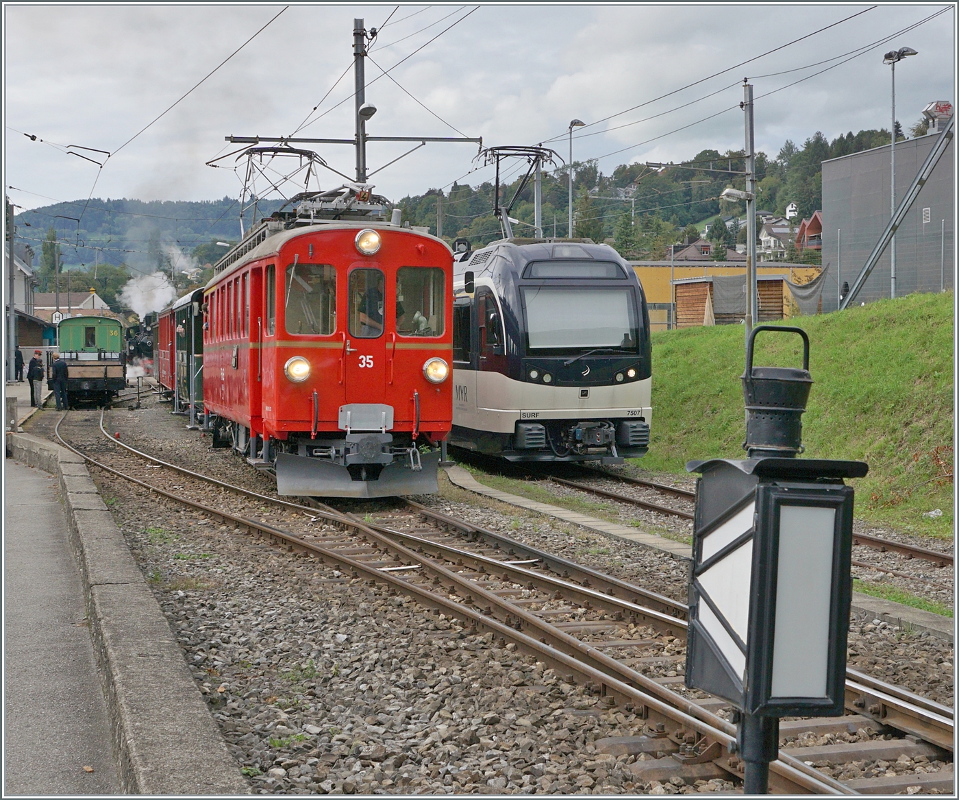 Les chemins de fer disparus - Die verschwundenen Bahnen (RhB Bellinzona -Mesoco 1907 - 2016) der RhB Bernina Bahn ABe 4/4 I 35 der Blonay Chamby Bahn rangiert in Blonay um seinen Personenzug 3571 nach Chaulin zu übernehmen. 

14. September 2025
