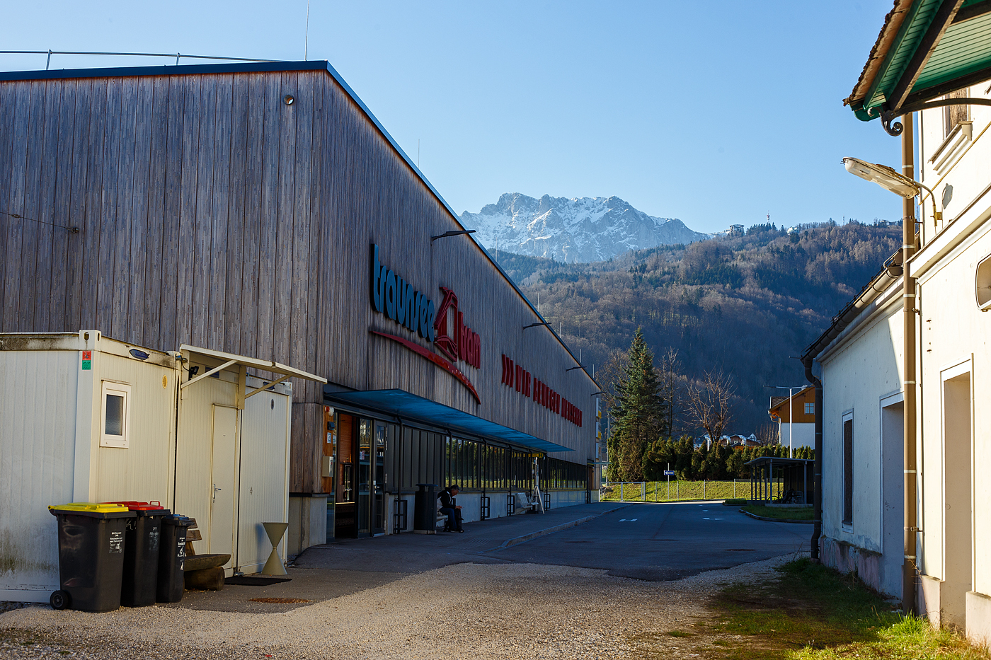 Links die neue überdachte Bahnsteighalle vom Bahnhofs Engelhof mit drei Bahnsteigen/Gleisen (über Nacht Remise) der Traunseebahn (Lokalbahn Gmunden–Vorchdorf) der Stern & Hafferl Verkehrsgesellschaft m.b.H. und rechts das alte noch erhalten Bahnhofsgebäude Engelhof. Gmunden-Engelhof am 04 April 2025.

Das heute noch erhaltene Bahnhofsgebäude Engelhof hat von 1836 bis 1855 als Stationsplatz Englhof mit Pferdeställen der Pferdeeisenbahn gedient. Nach 1855 wurde der Bahnhof von der inzwischen längst eingestellten Linie Gmunden–Laakirchen–Lambach genutzt. Heute nutzt ihn noch die Traunseebahn (Lokalbahn Gmunden–Vorchdorf) als Bahnhof. Der denkmalgeschützte Bahnhof Engelhof ist der älteste noch in Funktion stehende Bahnhof Kontinentaleuropas!