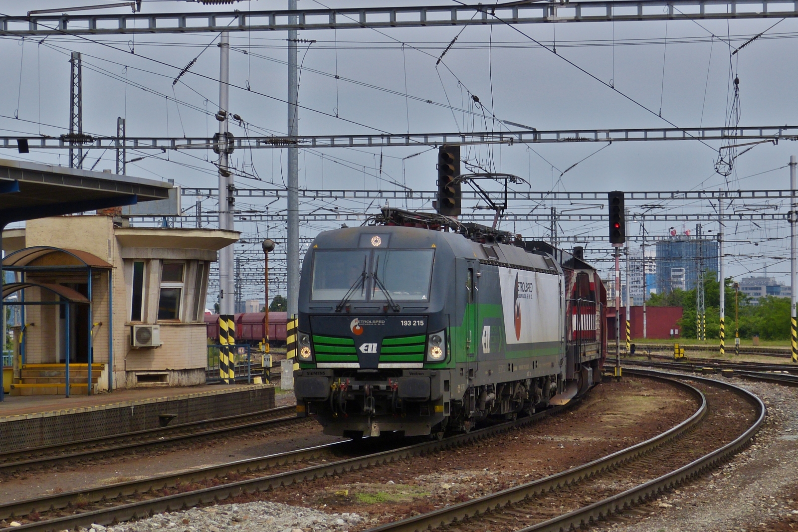 Lok 193 215 und D-Lok 2742 167-0 mit langem G�terzug durchfahren den Bahnhof von Bratislava. 05.06.2023