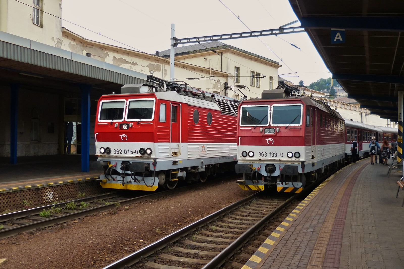 LOK 363 133-0 wartet mit ihrem Zug am Bahnsteig auf das Abfahrtszeichen, w�hrend dem l�uft Lok 362 015-0 mit Lok 193 215 und D-Lok 2742 167-0 mit langem G�terzug durchfahren den Bahnhof von Bratislava. 05.06.2023Zug in den Bahnhof von Bratislava ein.. 05.06.2023