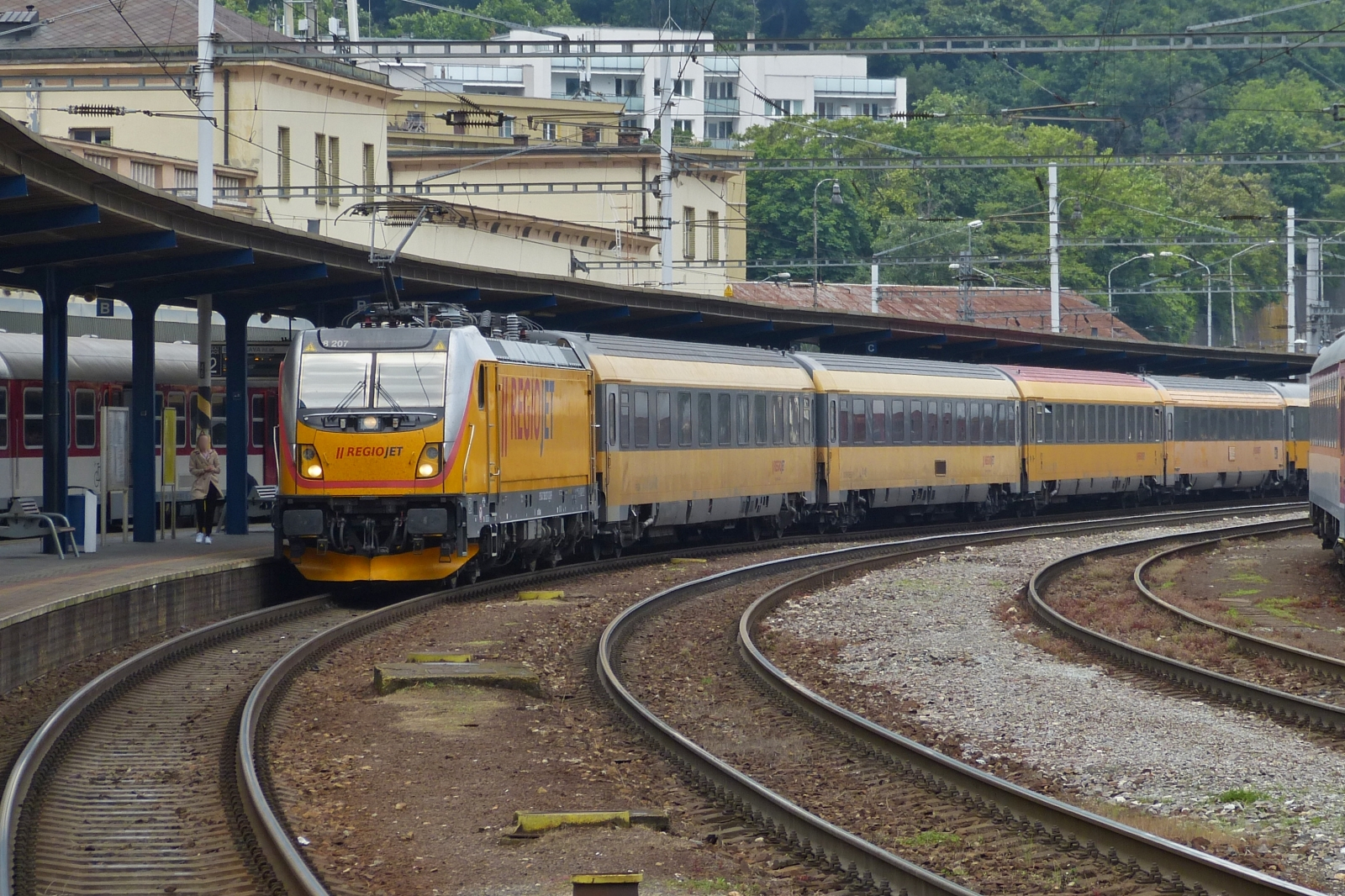 Lok 91 54 7 388 207-3 CZ-RJP von RegioJet f�hrt mit ihrem Zug in den Bahnhof Bratislava ein. 05.06.2023