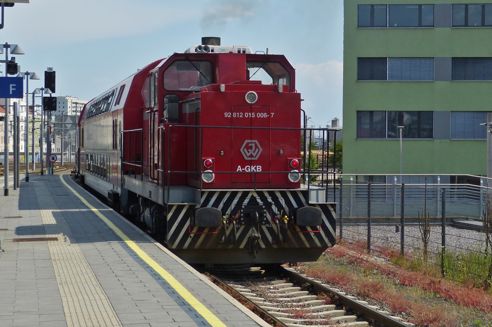 Lok 92 81 2015 006-7 der A-GKB (Graz – K�flacher Bahn) schiebt ihrem Zug aus dem Bahnhof Graz zu in Richtung K�flach. 02.06.2023