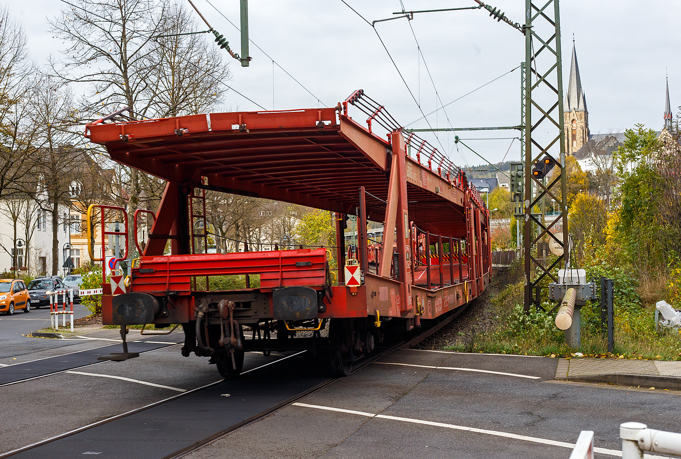 Mal ein anderes Bild eines Laaers 560 Wagens: Leerer vierachsiger (2 x zweiachsiger) Doppelstock-Autotransportwagen 25 80 4371 182-3 D-ATG der Gattung Laaers 560.1 (BA 5.854) der DB Cargo Logistics GmbH (ex DB Schenker ATG) am 31 Oktober 2024 im Zugverband (Zugschluss) bei der Durchfahrt in Kirchen (Sieg).

Der Wagen wurde 2010 von der damaligen DB Waggonbau Niesky GmbH gebaut.

