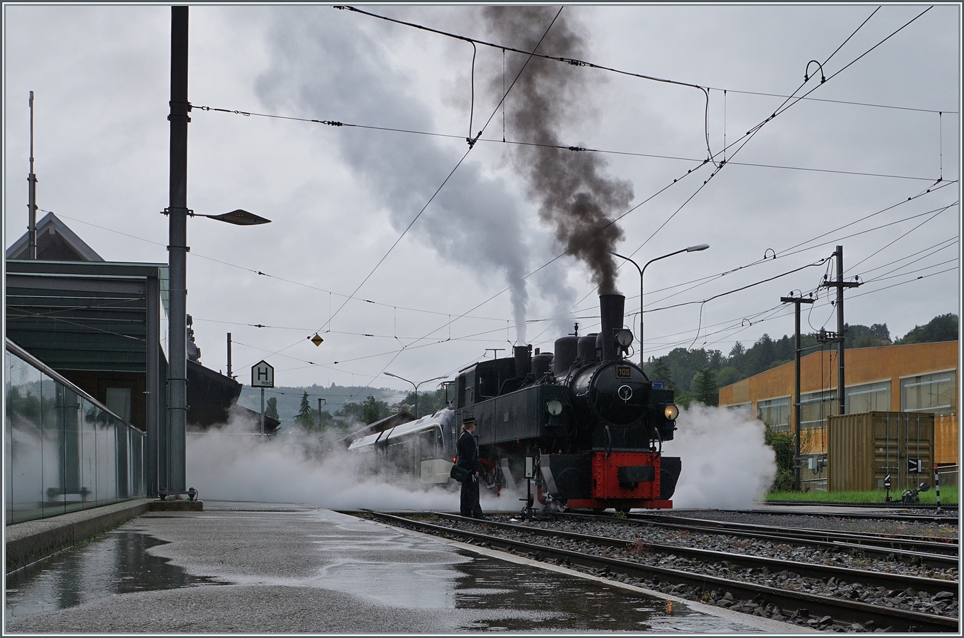 Manchmal braucht es ein  besonderes Wetter , damit sich die Faszination einer Dampflok so richtig entfalten kann: Die SEG G 2x 2/2 105 der Blonay Chamby Bahn rangiert in Blonay.

22. Juni 2024
