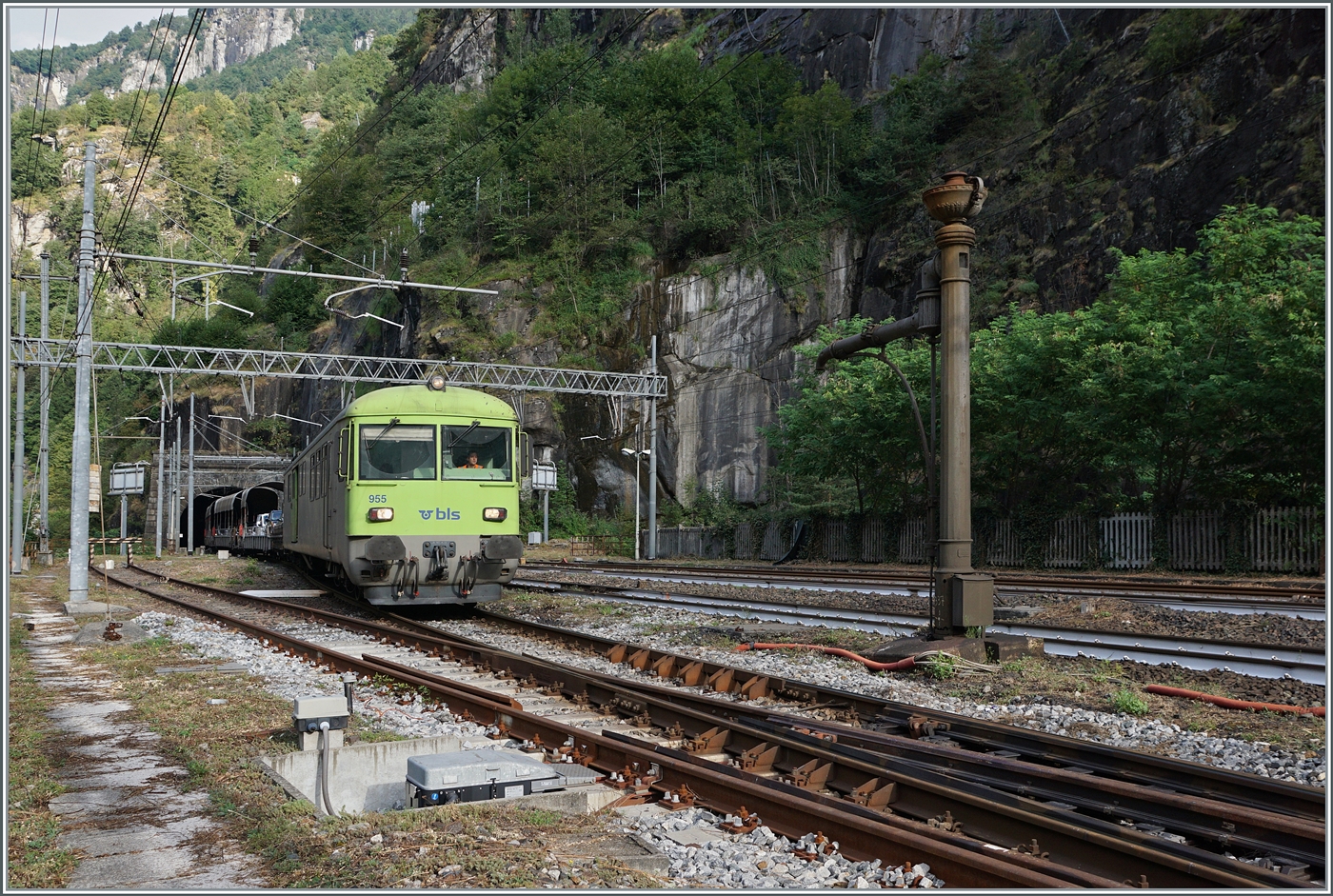 Mit dem BDt 50 85-80 35 955 an der Spitze erreicht ein Autotunnelzug AT3 von Brig kommend sein Ziel Iselle di Trasquera. 

17. August 2024