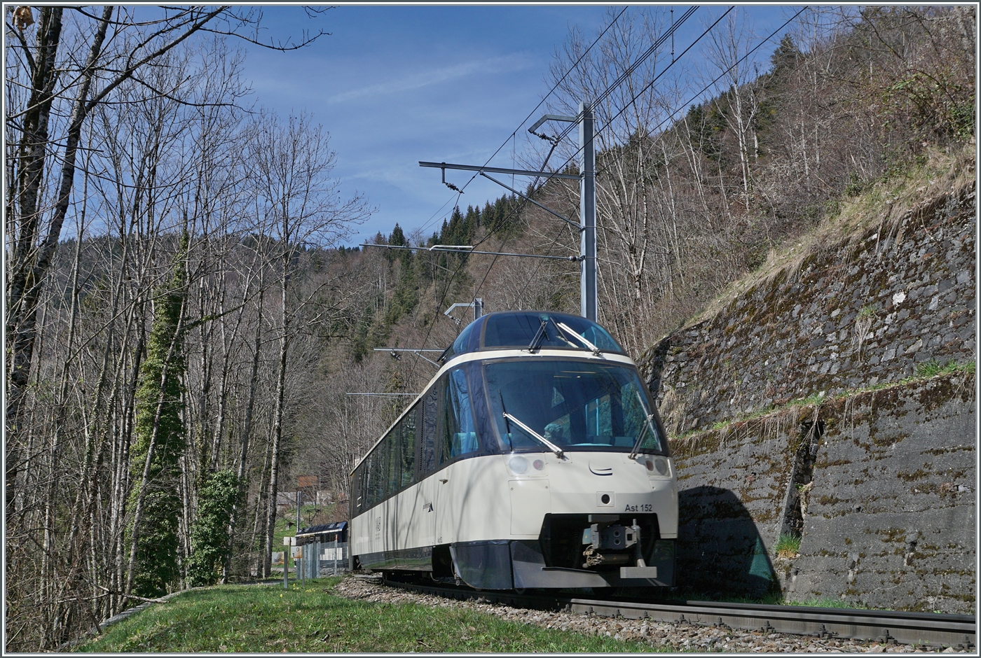 Mit dem kaum zu sehenden ABe 4/4 9302  Alpina  ist der MOB PE 30 2217 zwischen Les Avants und Sendy Sollard auf dem Weg von Zweisimmen nach Montreux. Hauptsujet ist natürlich der MOB Ast 152 am Schluss des Zuges.

22. März 2024