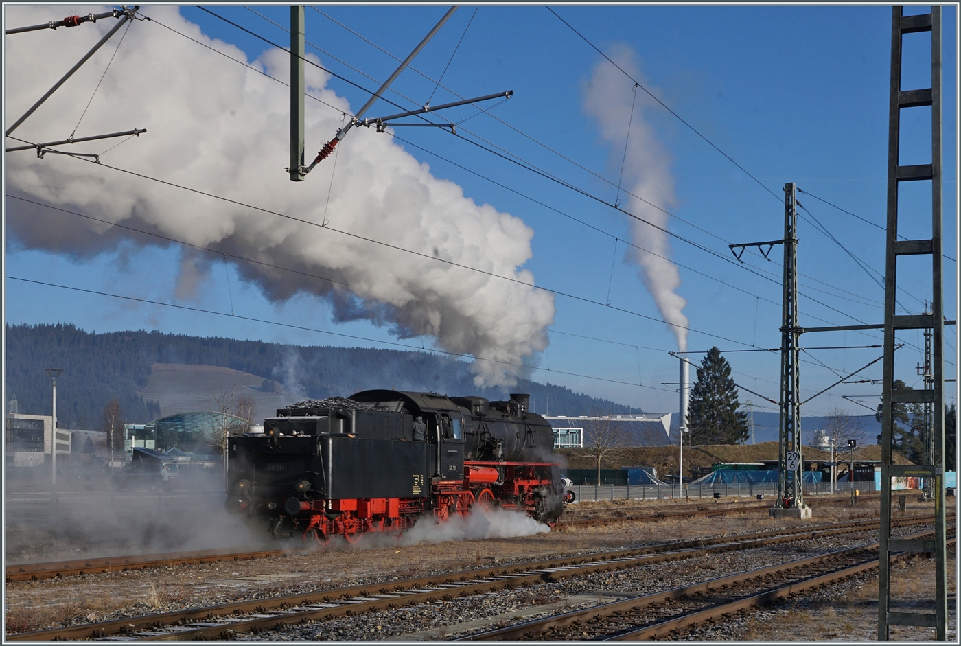 Mit herrlich viel Rauch setzt die 58 311 in Titisee ihre Rangierfahrt forr. 

27. Dez. 2025