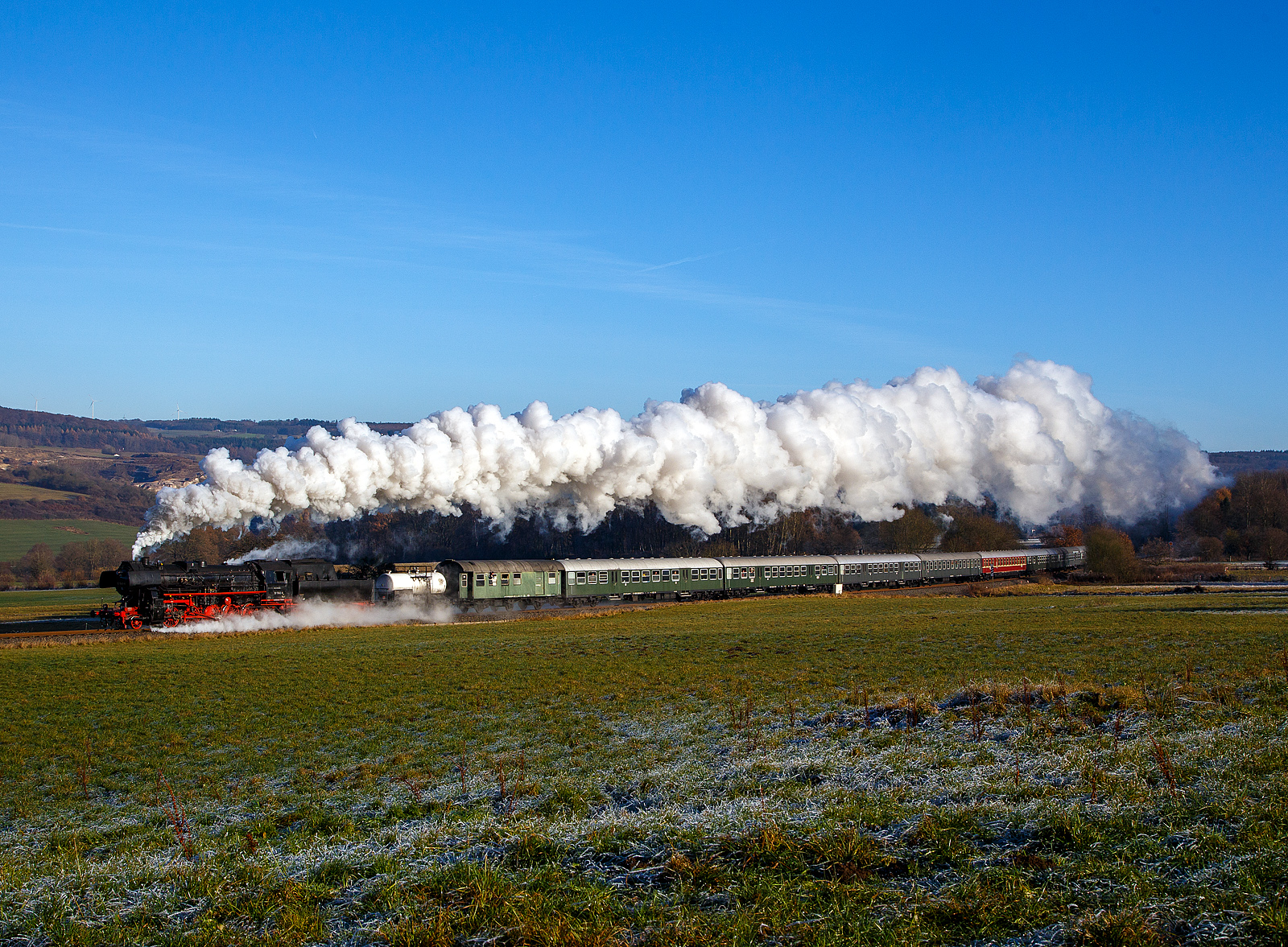 Mit mächtig langer Rauchfahne über den Westerwald....
Die 52 1360-8 bzw. 52 360  (90 80 0052 360-9 D-HEV) vom Verein zur Förderung des Eisenbahnmuseums Vienenburg e.V.  mit dem Dampfsonderzug der Eisenbahnfreunde Treysa e.V., am 03 Dezember 2016 auf der Glühweinfahrt von Limburg nach Westerburg über die Oberwesterwaldbahn (KBS 461), hier bei Berzhahn.

Die Lok wurde 1943 von August Borsig Lokomotiv-Werke in Berlin unter der Fabriknummer 15457 gebaut. Sie ist noch eine der letzten drei Altbau 52er mit Generalreparierten Kessel der DR. Sie hat eine Leistung von 1.600 PS und schafft eine Höchstgeschwindigkeit von 80 km/h.
