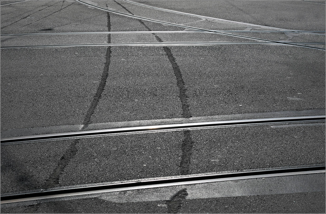 Mit Peter unterwegs durch Bern - 

Spuren einer Straßenbahnentgleisung. Im Februar 2024 ist Combina Advanced 756 am Abzweig an der Zytglogge entgleist und auf den Kornhausplatz geschlittert. Die Bahn fuhr aufgrund eines medizinischen Problems des Fahrers viel zu schnell über ein Weiche und entgleiste, drei Personen wurden leicht verletzt. In den Asphalt frästen die Räder die auf dem Bild sichtbaren Rillen.

07.03.2025
 