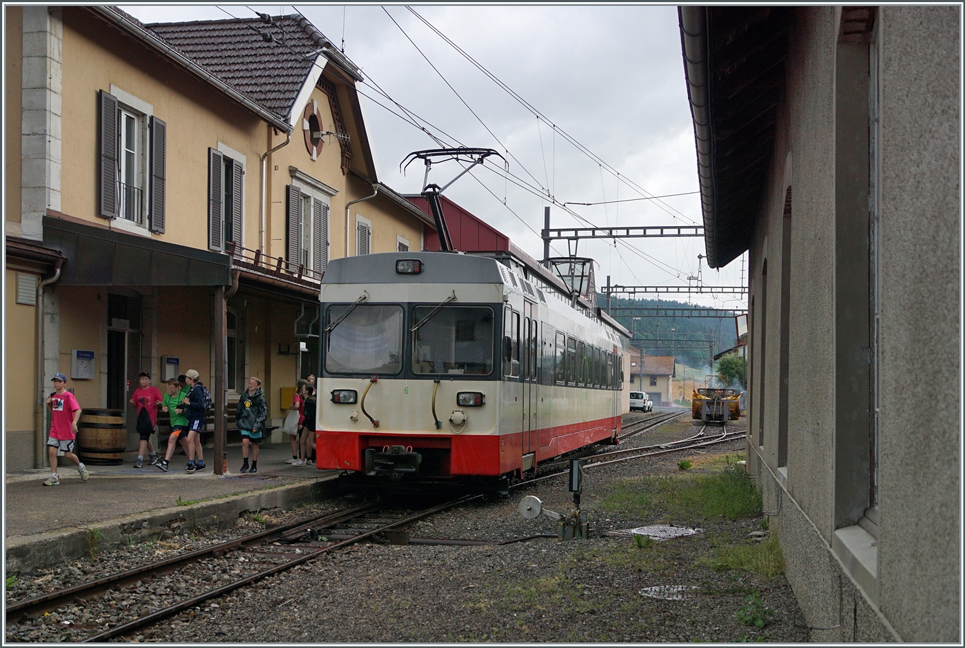 Mittagspause: Der BDe 4/4 N° 6 ist als Regionalzug R22 318 in Les Ponts de martel angekommen und etliche hungrige Schüler strebe nach Hause.
 
26. Juni 2024 