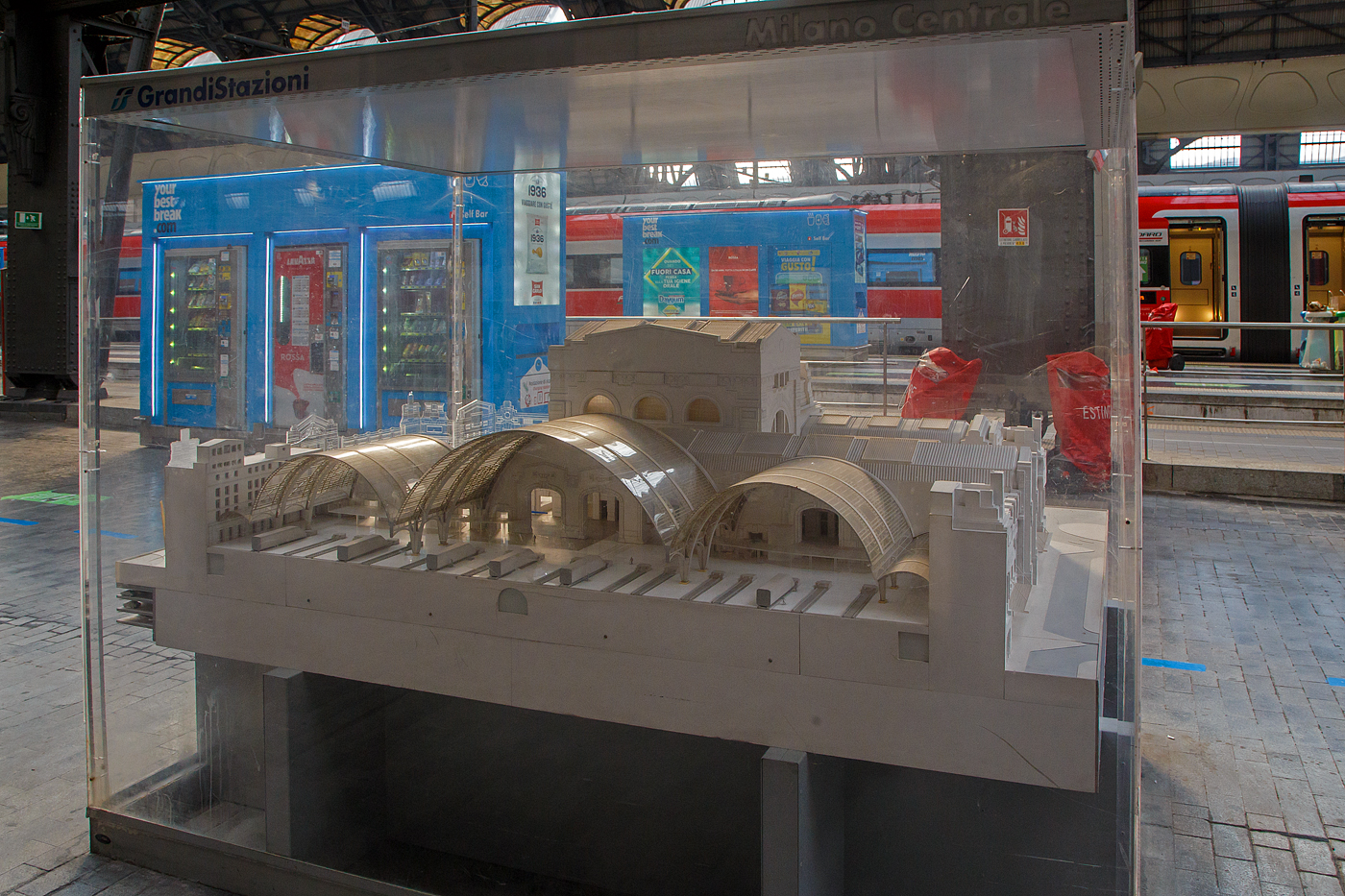 Modell vom Bahnhof Milano Centrale, Ansicht von der Gleisseite, hier am 23.07.2022 im Bahnhof.