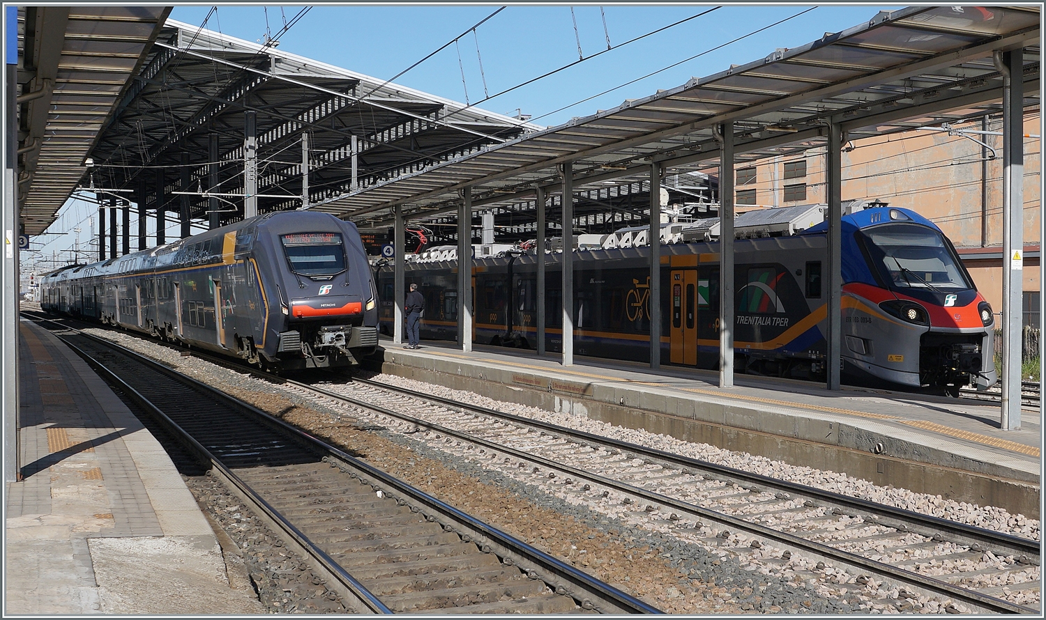 Moderner FS Trenitalia TPER Nahverkehr in Parma mit ETR 521 008 ROCK nach Ancona und ETR 103 003 POP von Cermona. 

16.März 2023