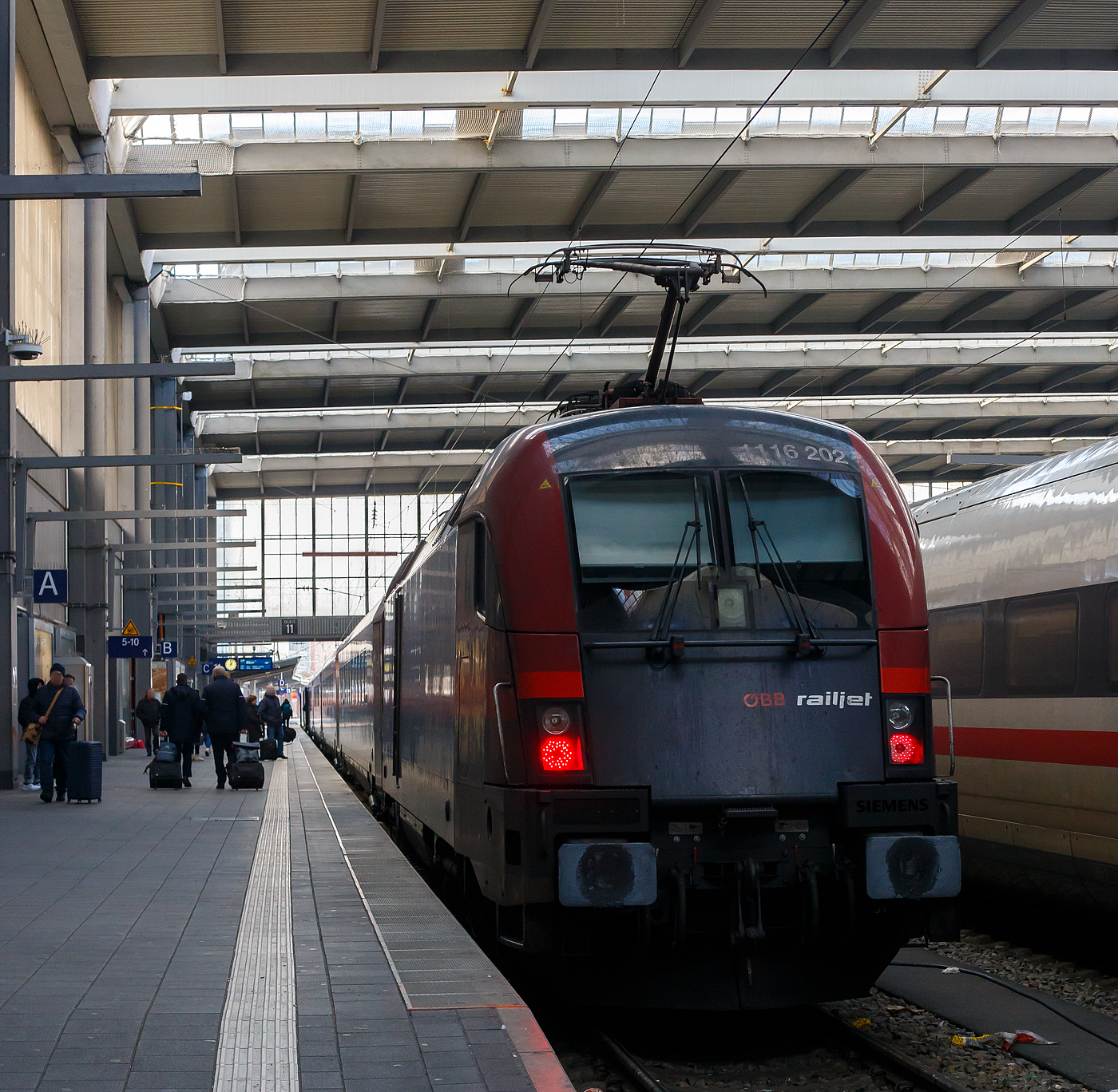 München Hauptbahnhof am 13 Januar 2025, hier steht der ÖBB Railjet Xpress – RJX 67 (München – Salzburg – Wien – Budapest-Keleti) zur Abfahrt bereit. Hier am Zugschluss die Elektrische Universallokomotive Siemens ES64U2 / „Taurus 2“ – ÖBB 1116 202 (A-ÖBB 91 81 1116 202-3). 

Dieser Zug fuhr planmäßig um 13:28 Uhr in München ab und war, ohne Zwischenhalt, fast pünktlich um 15:07 Uhr (Plan 14:58 Uhr) in Salzburg Hbf. So waren wir trotz unserem Stopp und Go, etwas über 1 Stunde später in Salzburg als wir es eigentlich geplant hatten. 
