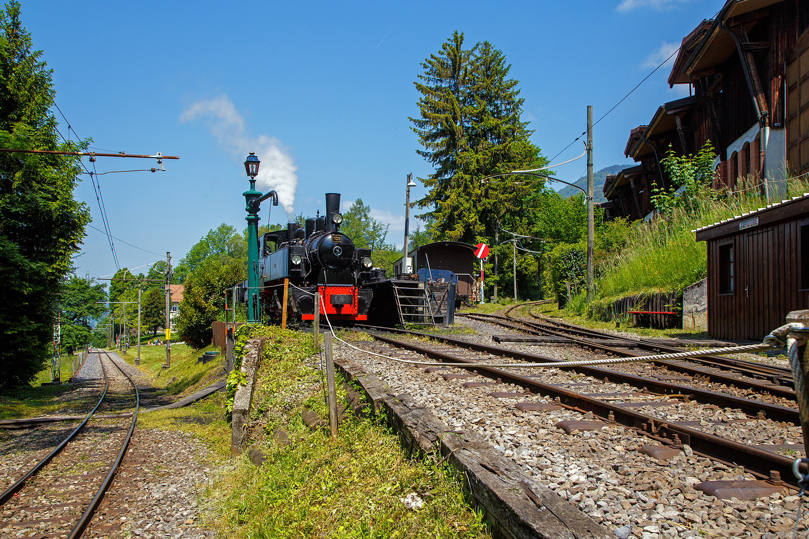 Museumsbahn-Romantik pur – Pfingsten 2023 (Samstag 27. bis Montag 29. Mai 2023) fand bei der Museumsbahn Blonay–Chamby das Schweizer Dampffestival 2023 / Festival suisse de la Vapeur 2023 statt.

Bei der Dampflok-Wartungsstelle der Museumsbahn Blonay–Chamby beim Museumsareal in Chaulin steht am 27. Mai 2023 die G 2x2/2 Mallet-Dampflok 105  Todtnau  der Museumsbahn Blonay–Chamby, ex SEG 105  Todtnau . Links die Strecke hinab nach Blonay, rechts das Stichgleis zum Museum bzw. Depot.
