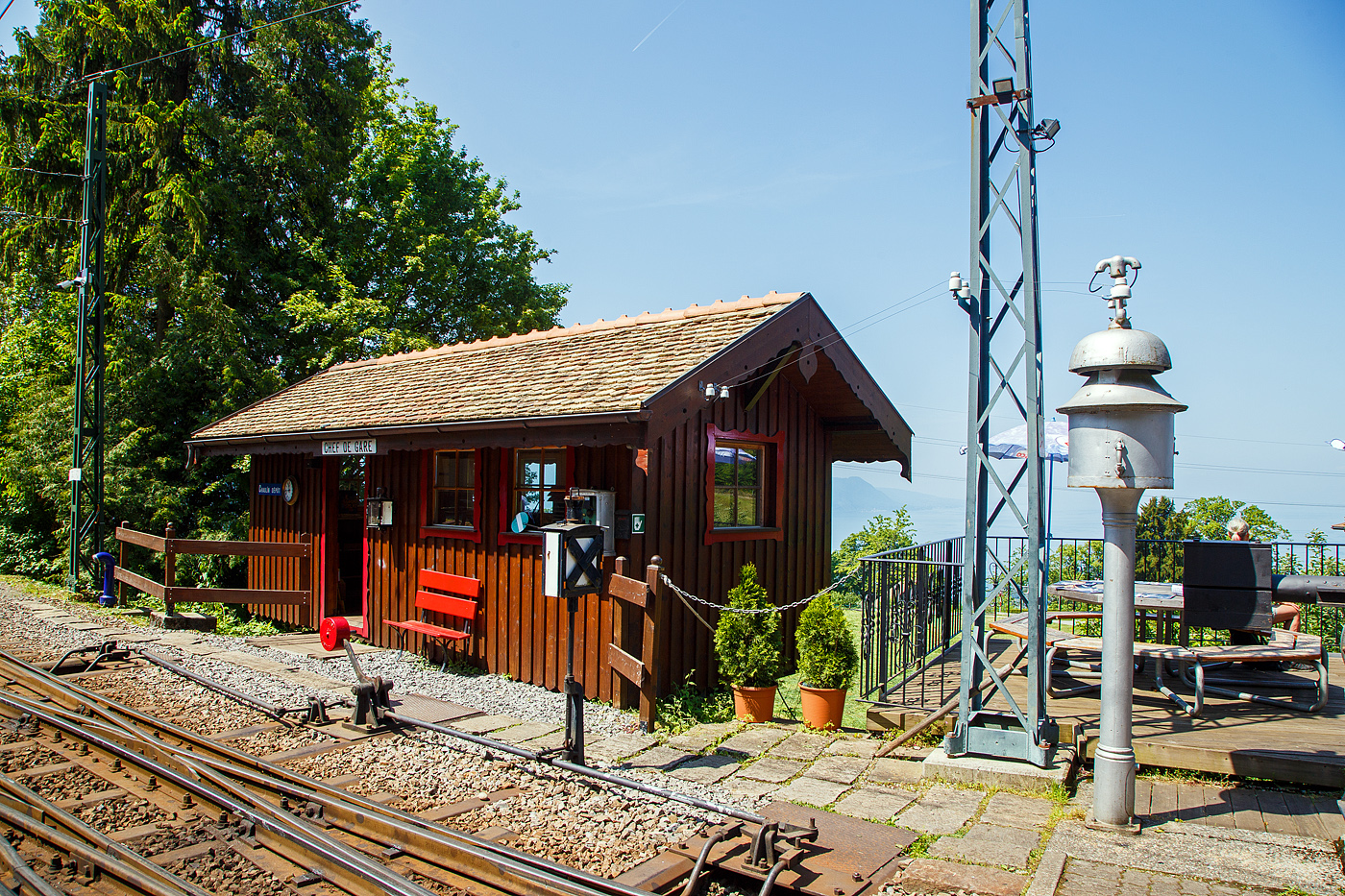 Museumsbahnromantik
Im Museumsareal in Chaulin der Museumsbahn Blonay–Chamby am 27.05.2023, hier, in Holzbauweise an der Böschung aufgeständert, das schmucke Gebäude vom Chef de Gare (Stationsvorsteher) Chaulin- Depot. Rechts ein Läutewerk, heute ohne Funktion. Solche Läutewerke signalisierten die zu erwartende Ankunft eines Zuges.   