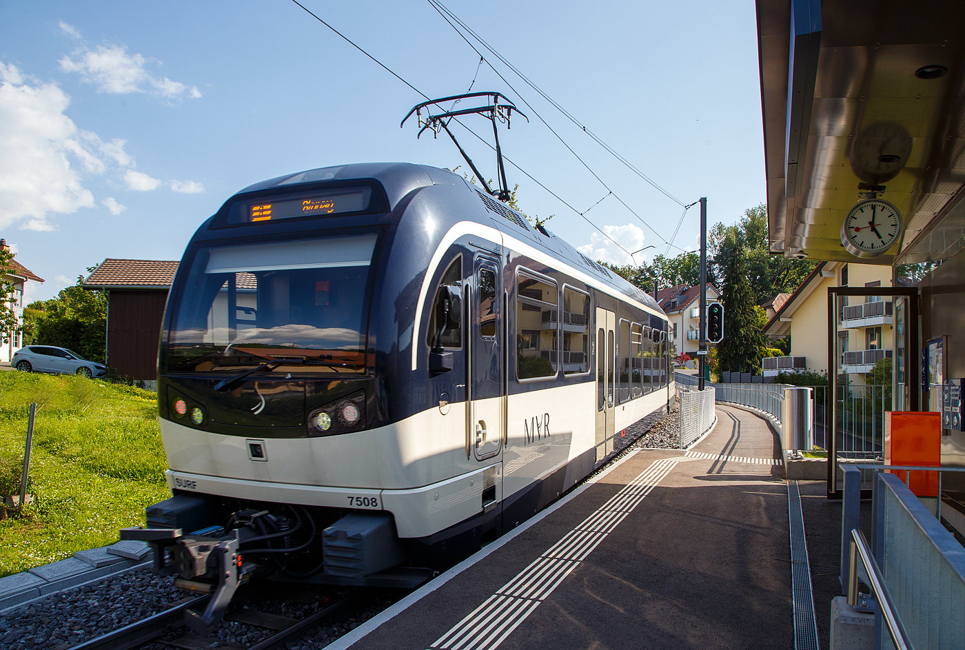 MVR (ex CEV) SURF ABeh 2/6 7508 hat uns am 26. Mai 2023 zur neuen Bedarfs- Haltestelle Vevey Vignerons, welche leider die beiden Haltestellen Clies und Gilamont ablöst hat, nun fährt der SURF weiter hinauf nach Blonay und wir müssen nun eine längere Strecke zum Hotel laufen. 

Aber direkt beim Hotel gibt es ja auch eine Bushaltestelle, von wo man schnell hinab zum SBB Bahnhof kommt, oder man fährt mit dem Bus hinauf zur nächsten Bushaltestelle Pra und hat so die große Steigung zur neuen MVR Haltestelle Vevey Vignerons gespart.
