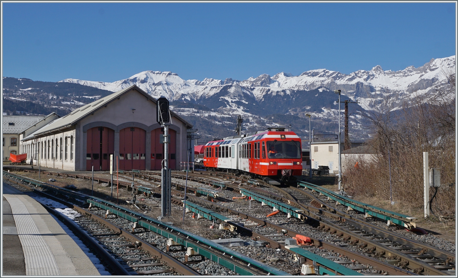 n Saint Germain-Les-Bains-le-Fayet wird der SNCF Z 800 803/804 als TER nach Vallorcine bereitgestellt. Die drei SNCF Z 800 sind mit den beiden MC TMR BDeh 4/8 baugleich, doch leider werden direkte Züge von Saint Germain-Les-Bains-le-Fayet nach Martigny nicht mehr angeboten; immerhin kann man in Vallorcine auf dem gleichen Bahnsteig umsteigen.

14. Februar 2023 