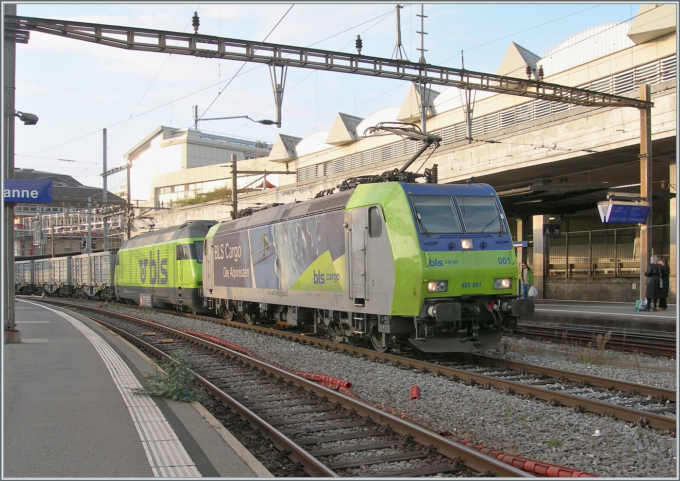 Nach dem Abwarten der Blockdistanz verlassen die BLS Re 485 001 und BLS Re 465 014 mit ihrem leeren  Zuckerrübenzug  den Bahnhof von Lausanne in Richtung Wallis.

4. November 2024