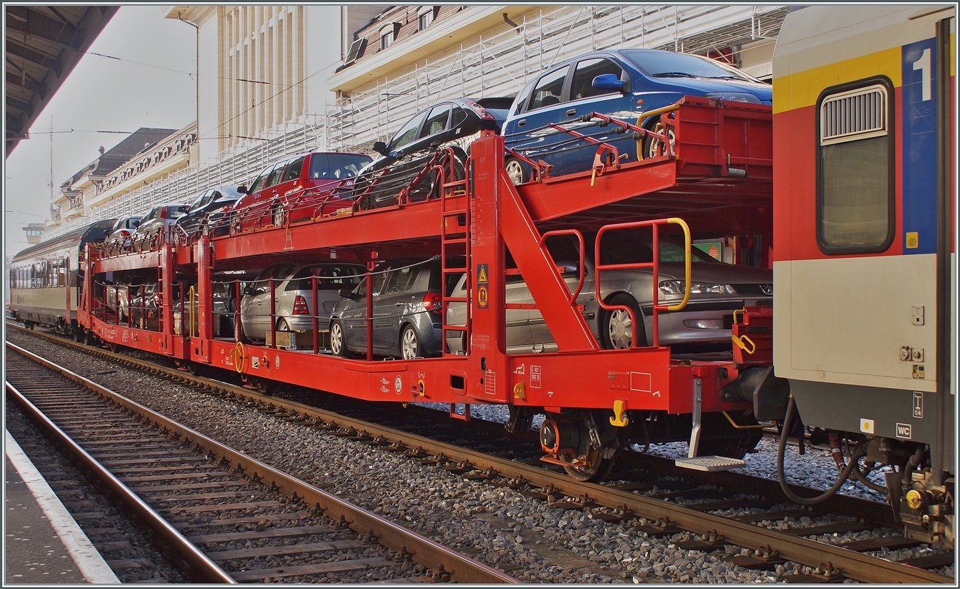 Nach der detaillierten Wagenanschrift Laaeffrs 560.4 (25 80 4382 302-4Ten D-ATG) nun ein Bild was man ich darunter vorstellen kann. Der Autotransportwagen ist auf einer Testfahrt in Lausanne

4. M�rz 2023