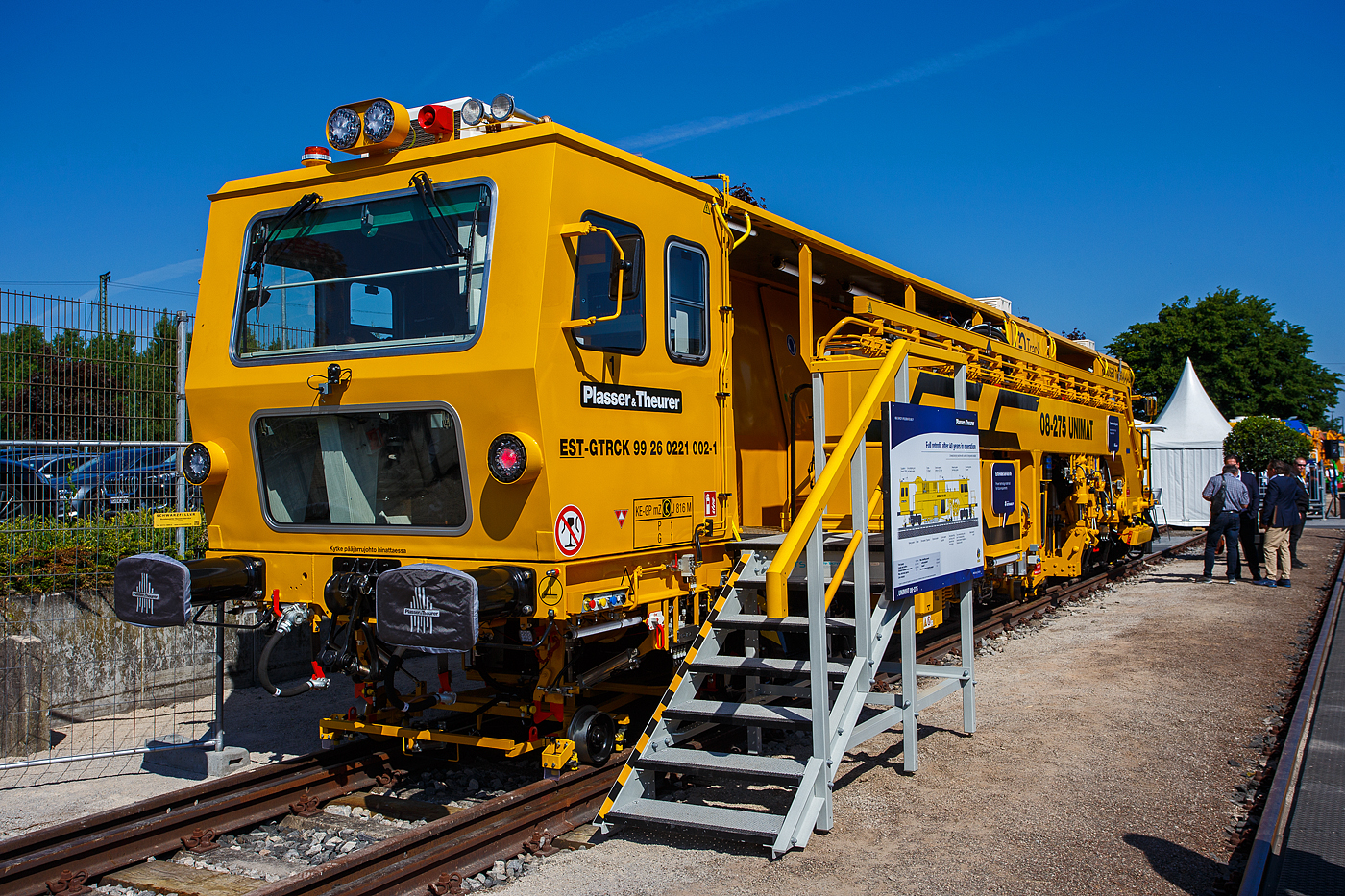 Nach fast 40 Jahren im Einsatz, nach erfolgreichen Retrofit/Modernisierung bald wieder im Einsatz. Plasser & Theurer präsentierte auf der 29. Internationale Ausstellung Fahrwegtechnik 2025 (iaf) in Münster (hier am 20 Mai 2025) die Retrofit/Modernisierte Breitspur Universalstopfmaschine 08 - 275 UNIMAT (Baujahr 1985), EST-GTRCK 99 26 0221 002-1, der estnischen Gleisbauunternehmen GoTrack.

Retrofits von Plasser & Theurer überzeugen immer mehr Kunden. 2023 entschied sich auch das estnische Gleisbauunternehmen GoTrack, einen Unimat 08-275 mit Baujahr 1985 komplett überholen und modernisieren zu lassen. 

GoTrack ist eines der größten Bahninfrastruktur-Unternehmen in Estland. Gegründet im Jahr 2005, schloss es bereits eine Vielzahl unterschiedlicher Projekte erfolgreich ab: Verlegung neuer Schienen, Wartung bestehender Gleise, Design und Bau von Zugsicherungssystemen, Oberleitungen und Bahnübergängen. Dabei setzte das dynamische und qualitätsbewusste Team seit Langem auch auf Maschinen Plasser & Theurer aus Linz/Donau (A). Bisher wurden nur gebrauchte Maschinen zumeist in Finnland erworben (die Spurweiten in Estland und Finnland sind ja fast gleich, 1.520 mm bzw. 1.524 mm) und in den eigenen Werkstätten in Schuss gehalten. Die erforderlichen Ersatzteile wurden in der Regel direkt von Plasser & Theurer bezogen. Daraus entwickelte sich im Lauf der Jahre eine erfolgreiche Partnerschaft.

Im Jahr 2021 erhielt Plasser & Theurer eine Anfrage von Ersatzteilen für die große Überholung von dem Unimat 08-275 mit Baujahr 1985. Die Arbeiten wollte GoTrack wie gewohnt vom eigenen Personal vor Ort durchführen lassen. Aus der Anfrage wurde jedoch ein Gespräch über die Möglichkeiten, die P&T im Rahmen einer derartigen Überholung anbieten konnten. Das Thema „Retrofit“, also Überholung inklusive Modernisierung, kam auf den Tisch. Und es sollte nicht lange dauern, bis die Fachleute von GoTrack erkannten, dass die Vorteile dieses Angebots klar überwogen

Umfassende Überholung und Einbau moderner Komponenten
Nach der Vertragsunterzeichnung wurde der Unimat 08-275 im Juli 2024 noch in Estland bei GoTrack komplett demontiert und am Ende des Monats in Linz angeliefert. Von der Originalmaschine blieben nur der Fahrgestellrahmen, der Dieseltank und der Hydrauliktank sowie die drei Kabinen.

Die Liste an Komponenten, die eingebaut wurden, umfasste zahlreiche Bauteile:
•	Komplett neues Design und neue ergonomische Ausstattung für drei Kabinen (inklusive Heizsysteme, Klimaanlagen und Scheibenheizungen)
•	Neuer Dieselmotor
•	Generalüberholte Drehgestelle
•	Generalüberholtes Bremssystem
•	Neues Hydrauliksystem
•	Neues Elektriksystem inklusive Umrüstung auf LED-Lichtsystem
•	Upgrade auf SmartALC und DRP
•	Generalüberholte Stopfaggregate
•	Drehzahlsteuerung für die Stopfaggregate
•	Generalüberholtes Hebe- und Richtaggregat

TECHNISCHE DATEN:
Spurweite: 1.520 mm (Breitspur)
Länge über Puffer: 19.140 mm
Drehzapfenabstand: 11.500 mm
Achsanzahl: 4
Höchstgeschwindigkeit: 90 km/h eigen / 100 km/h geschleppt
Max. Achslast: 13,5 t
Bremse: KE-GP mZ (K)
Bremssohle: J 816
