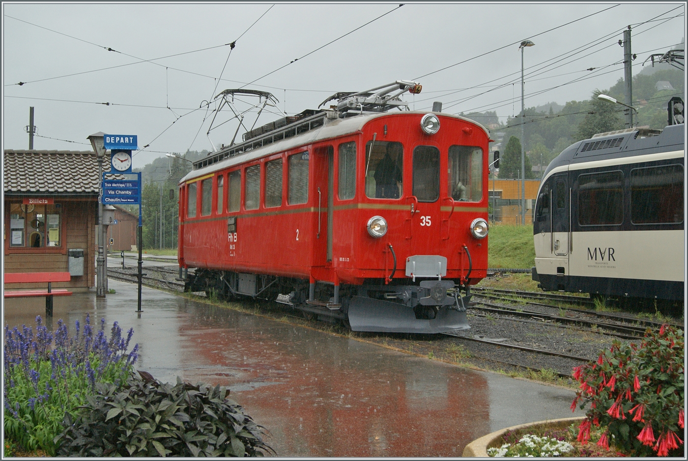 Nach der gelungen optischen Aufarbeitung ist der RhB ABe 4/4 I 35 der Blonay-Chamby Bahn nun auch technisch/mechanisch wieder im bestem Zustand und somit zu meiner Freude wieder zwischen Chamby und Blonay im Einsatz. Der ABe 4/4 I 35 ist als Leermaterialzug von Chaulin gekommen und fährt nun als erster Zug des Tages ins Museum der Blonay-Chamby Bahn.

18. August 2024