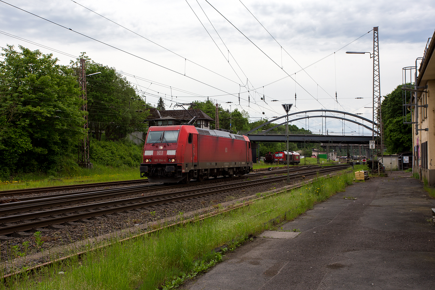 Nach getaner Arbeit fährt die 185 394-4 (91 80 6185 394-4 D-DB) der DB Cargo AG am 21 Mai 2024 vom Rbf Kreuztal in die Abstellgruppe, zuvor hatte sie einen Güterzug nach Kreuztal gebracht.

Die TRAXX F 140 AC2 wurde 2010 von der Bombardier Transportation GmbH in Kassel unter der Fabriknummer 34734 gebaut.
