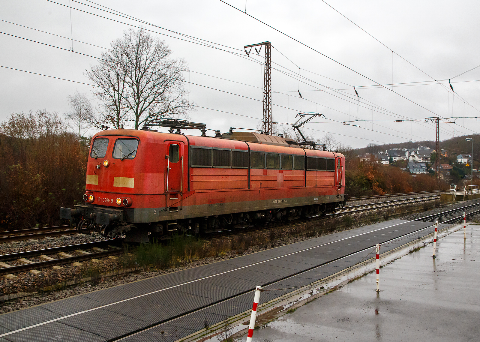 Nach getaner Arbeit vom Nachschieben wieder auf der Rücktour....
Die DB Cargo AG vermietete Railpool 151 099-9 (91 80 6151 099-9 D-Rpool), fährt am 20.03.2021 als Lz (Lokzug) durch Rudersdorf (Kr. Siegen) über die Dillstrecke (KBS 445) in Richtung Kreuztal.

Die Lok wurde 1976 von Krupp unter der Fabriknummer 5349 gebaut und an die Deutsche Bundesbahn geliefert. Bis 31.12.2016 gehörte sie zur DB Cargo AG. Zum 01.01.2017 wurden je 100 sechsachsige elektrische Altbau-Lokomotiven der Baureihen 151 und 155 an ein Konsortium aus dem Lokvermieter Railpool verkauft. Die DB Cargo mietet daraufhin 100 Loks von Railpool wieder an. Die anderen Maschinen werden dem freien Markt angeboten.
