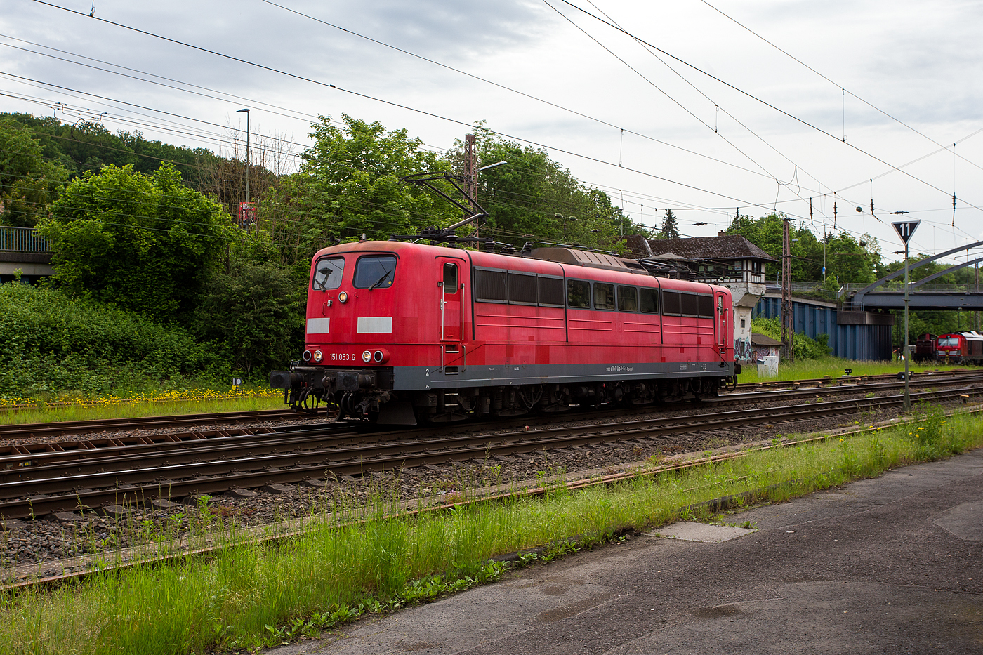 Nach getaner Nachschiebearbeit fährt die an die DB Cargo AG vermietete Railpool 151 053-6 (91 80 6151 053-6 D-Rpool) am 21 Mai 2024 vom Rbf Kreuztal in den Abstellbereich.

Die Lok wurde 1974 von Krauss-Maffei in München-Allach unter der Fabriknummer 19672 gebaut und an die DB geliefert. Bis 31.12.2016 gehörte sie zur DB Cargo AG. Zum 01.01.2017 wurden je 100 sechsachsige elektrische Altbau-Lokomotiven der Baureihen 151 und 155 an den Lokvermieter Railpool verkauft. Die DB Cargo mietet daraufhin 100 Loks von Railpool wieder an.
