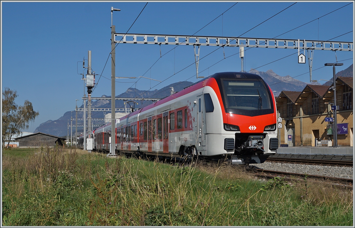 Nach l�ngerem Suchen endlich gefunden bzw. die Gelegenheit bekommen ein Foto zu bekommen: in Bex steht der neue RegionAlps RABe 533 703. Dahinter der SBB RABe 531 002. Interessanterweise ist der  RegionAlpes Triebzug trotz unterschiedlicher Farbgebung, einer anderen Einteilung der 1. Klasse und einer anderen Baureihen Bezeichnung ein SBB Triebzug, wie jedenfalls die UIC Nummer verk�ndet: RABe 94 85 0 533 703-0 CH-SBB. 30. Oktober 2024