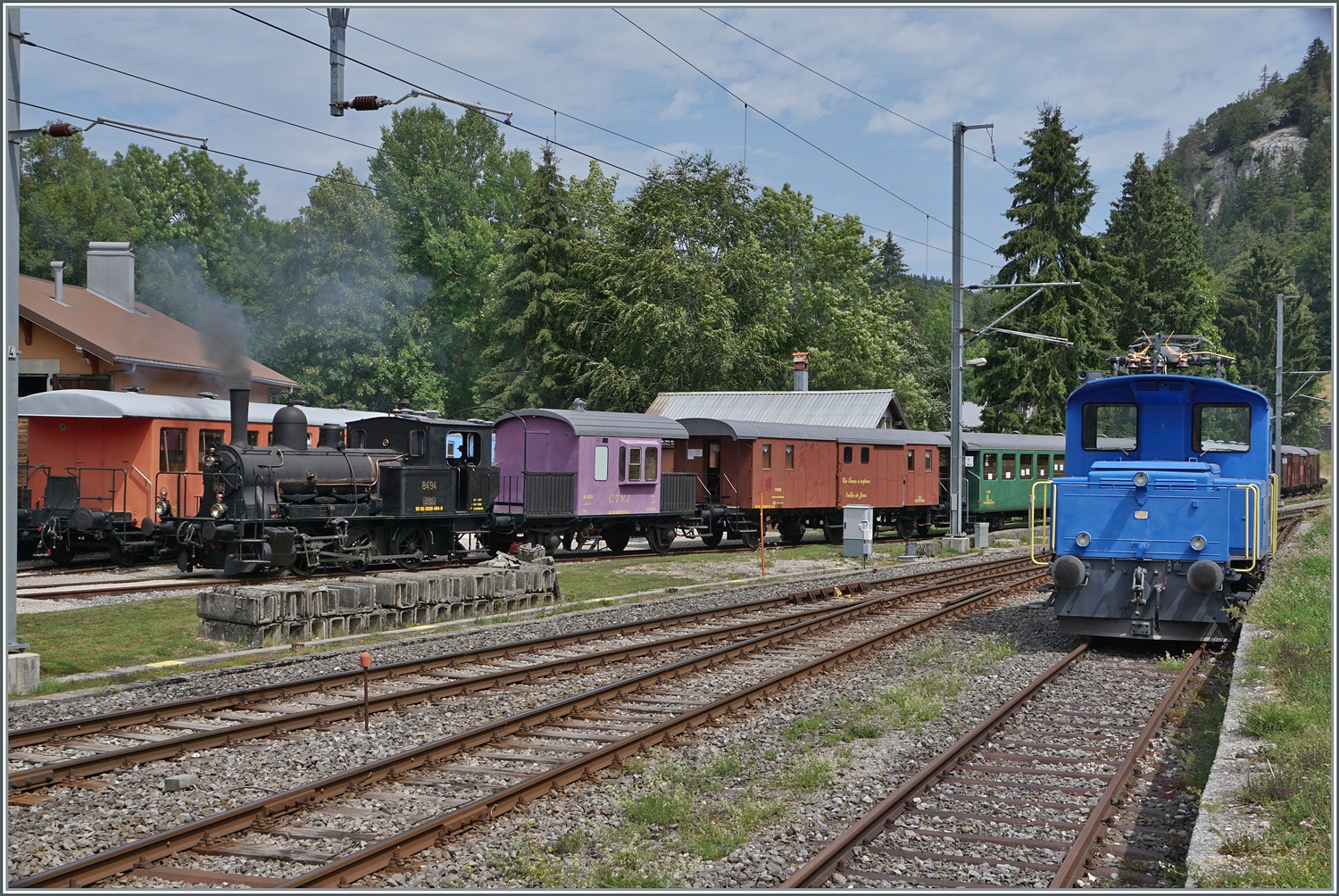 Nach der Problematik der letzten Woche im Grossraum Berlin, kann ich bestätigen, dass es sich bei der hier zu sehenden Lok tatsächlich um ein  Tigeli  handelt; obwohl Schilder am Wanderweg am See von Wildschweinen waren...

CTVJ (Compagnie du Train a vapeur de la Vallée de Joux) E 3/3 E 3/3 8494 (UIC 90 85 0008 494-6) und Tem II 221 N° 288 (97 85 1221 288-4) in Le Pont.

23. Juli 2023