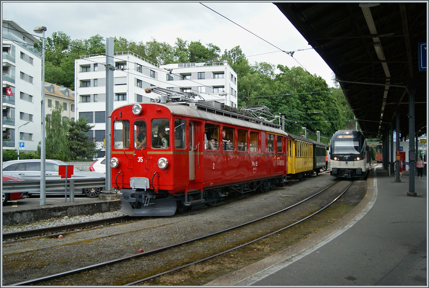 Nach der Revision ist der Bernina Bahn RhB ABe 4/4 I 35 der Blonay Chamby Bahn nun wieder im Einsatz; das Bild zeigt den Triebwagen bei seiner ersten Fahrt nach der Revision mit dem Riviera Belle Epoque kurz vor der Abfahrt in Vevey zurück nach Chamby. Erfreulicherweise ist der Zug ausschließlich mit RhB Fahrzeugen zusammengestellt worden.

30. Juni 2024