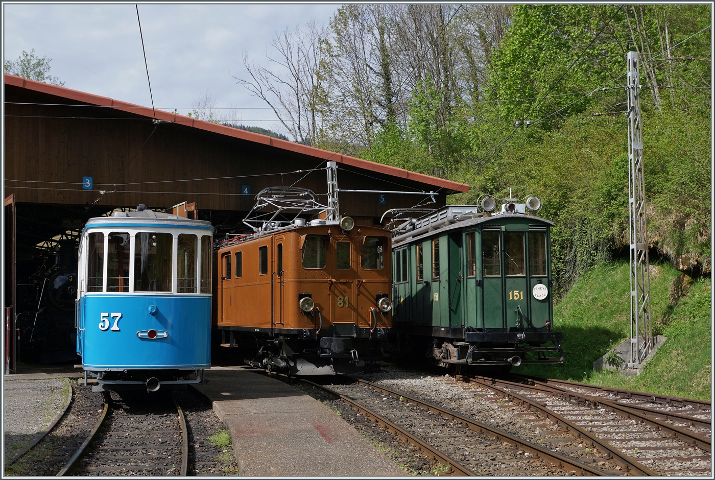 Nachdem die Bernina Bahn Ge 4/4 81 der Blonay Chamby Bahn ihren Extrazug nach Chamby brachte kehrt sie als Lokfahrt nach Chaulin zurück und zeigt sich im bunten Umfeld historischer Strassenbahnfahrzeuge.

5. Mai 2024