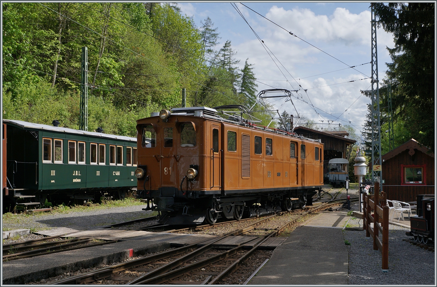 Nachdem die Bernina Bahn Ge 4/4 81 der Blonay Chamby Bahn ihren Extrazug nach Chamby brachte kehrt sie als Lokfahrt nach Chaulin zurück. 

5. Mai 2024