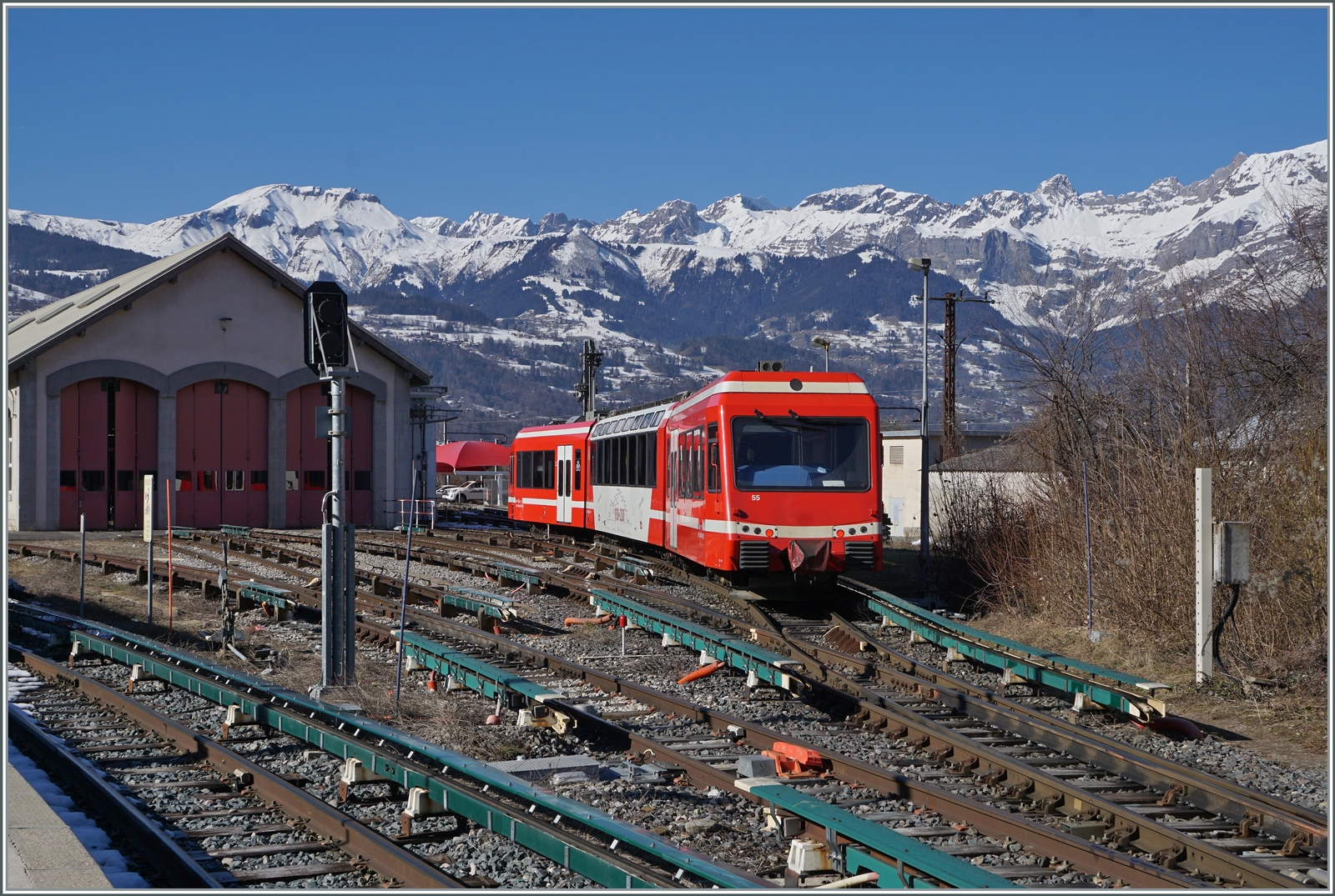 Nachdem in Saint Germain-Les-Bains-le-Fayet der SNCF Z 800 803/804 als TER nach Vallorcine bereitgestellt wurde, war es nun am SNCF Z 850 055 der von Vallorcine angekommen ist, sich ins D�p�t zu begeben. Und dabei kann der Triebzug auch recht gut fotografiert werden.

14 Feb. 2023