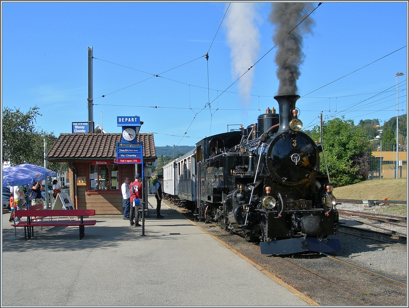 Nachdem die vielen Kühe & Co Richtung Festgelände weitergezogen sind wurde es ruhig im Bahnhof von Blonay und ich konnte die BFD HG 3/4 N° 3 einmal ohne Probleme von Beiwerk ablichten. 

21. Sept. 2024