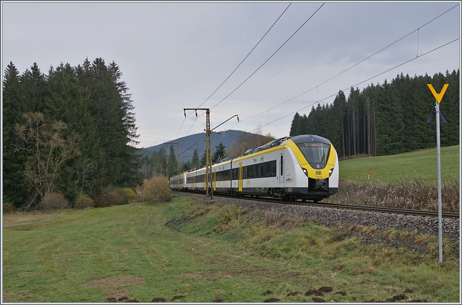 Nachdem der Zug auf dem vorangegangenen Bild etwas  versteckt  zu sehen war, hier an fast derselben Stelle zwischen Titisee und Hinterzarten die bedienen DB 1440 174 und 862 als S 1 9618 von Seebrugg nach Breisach.
Ebenfalls bemerkenswert der noch aus Anfangszeit der Elektrifizierung stammende Fahrleitungsmast, der urspr�nglich mit 20000 Volt 50 Hertz gespiesenen Strecke. 

14. November 2022