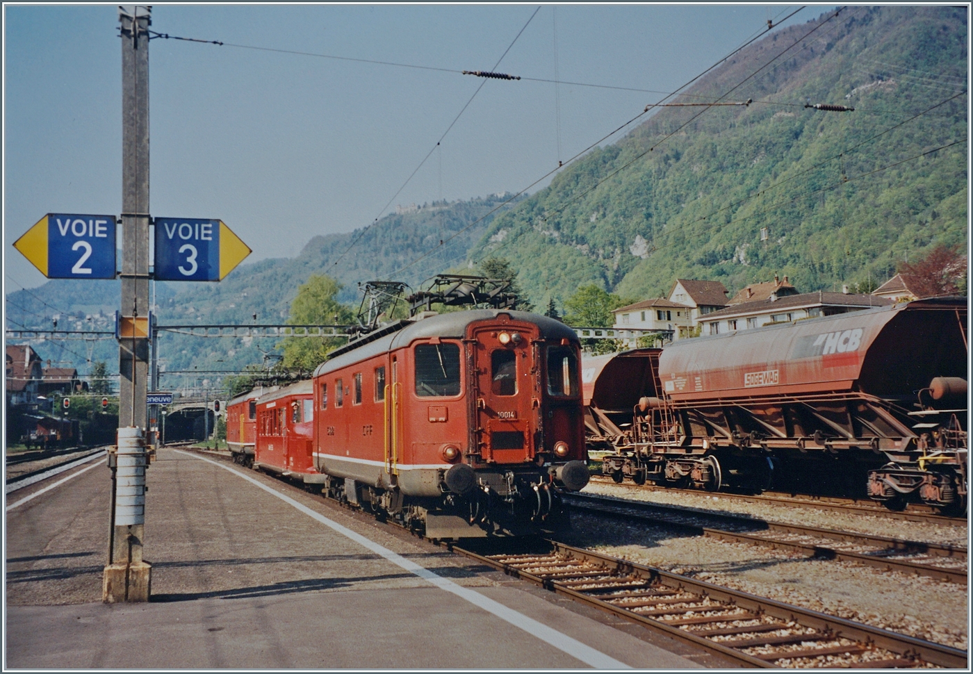Nicht im Sinne des Erfinders: Der für die Jubiläumsfeiern  150 Jahre Schweizerbahnen  vorgesehene Rote Pfeil der OeBB erlitt einen Defekt. Kurzerhand wurden zwei Re 4/4 I aufgeboten, welche den  Roten Pfeil  RBe 2/4 202 von Lausanne nach Villeneuve und und zurück beförderten. 

Analogbild, Mai 1997