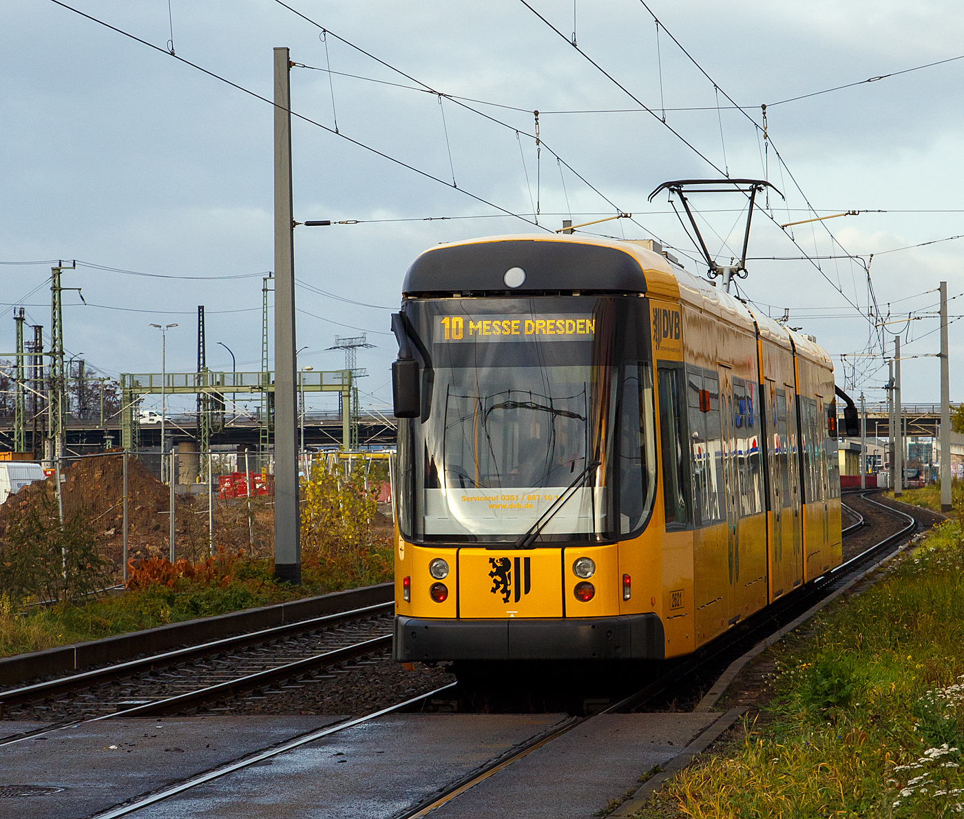 Niederflurgelenktriebwagen 2621 der Dresdner Verkehrsbetriebe AG (DVB) fährt am 07.12.2022 als Linie 10 vom Hauptbahnhof Dresden (Wiener Platz) weiter in Richtung Messe Dresden.
	
Der Treibwagen vom Typ NGT D 8 DD – ER (Niederflurgelenktriebwagen, Drehgestell, 8 Achsen, Typ Dresden, Einrichtungswagen bzw. für eine Fahrtrichtung), 40 Triebwagen wurden zwischen 2006 und 2009 von Bombardier Transportation in Bautzen gebaut. Wie die Gelenktriebwagen NGT D12DD gehören die Wagen zur Produktserie Flexity Classic. Die Wagen sind 29,30 Meter lang und damit die kürzesten Niederflurwagen in Dresden. Sie bestehen aus drei Fahrzeugmodulen, die denen vom Typ NGT D12DD ähneln. Das erste und letzte Modul laufen auf je zwei Drehgestellen und sind jeweils mit einer elektromechanisch betriebenen Doppelaußenschwenkschiebetür ausgestattet. Verbunden sind sie mit einem laufwerkslosen Zwischenmodul (Sänfte), das über zwei Türen verfügt.

Die Einheiten laufen auf vier Drehgestellen, von diesen sind drei Triebdrehgestelle mit je zwei Fahrmotoren und einer Leistung von 2 × 85 kW. Das vierte Drehgestell ist ein Laufdrehgestell. Die Triebwagen verfügen über das kleinste und damit beste Leistungsgewicht aller Straßenbahnwagen in Dresden.Alle Fahrzeuge dieses Typs verfügen über Rollstuhlrampen, Monitore zur Fahrgastinformation sowie Videoüberwachungskameras im Fahrgastbereich.

Mit den 69 (erste Lieferserie) bzw. 73 (zweite Lieferserie) Sitz- und 103 Stehplätzen können insgesamt 172 bzw. 176 Fahrgäste befördert werden. Damit haben die Wagen dieser Bauart die geringste Beförderungskapazität aller Dresdner Niederflurwagen.

Übrigens das Dresdner Straßenbahnnetz hat die Sonderspurbreite von 1.450 mm.

TECHNISCHE DATEN (NGT D 8 DD):
Spurweite: 1.450 mm
Achsfolge: Bo’Bo’2’Bo’
Länge über Kupplung: 30.040 mm
Fahrzeugbreite: 2.300 mm
Anzahl der Achsen: 8
Anzahl angetriebene Achsen: 6
Anzahl der Fahrzeugteile: 3
Leergewicht: 39,1  t
Sitzplätze / Stehplätze (4 Pers./m²): 69 / 102
Höchstgeschwindigkeit : 70 km/h
Motorisierung: 6 x 85 kW = 510kW
Fahrgasttüren: 4
Fahrzeuganzahl bei der DVB: 40 
